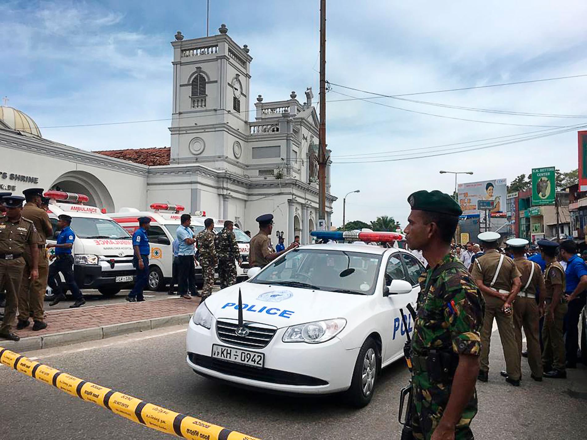Polis utanför kyrkan i Colombo i Sri Lanka.