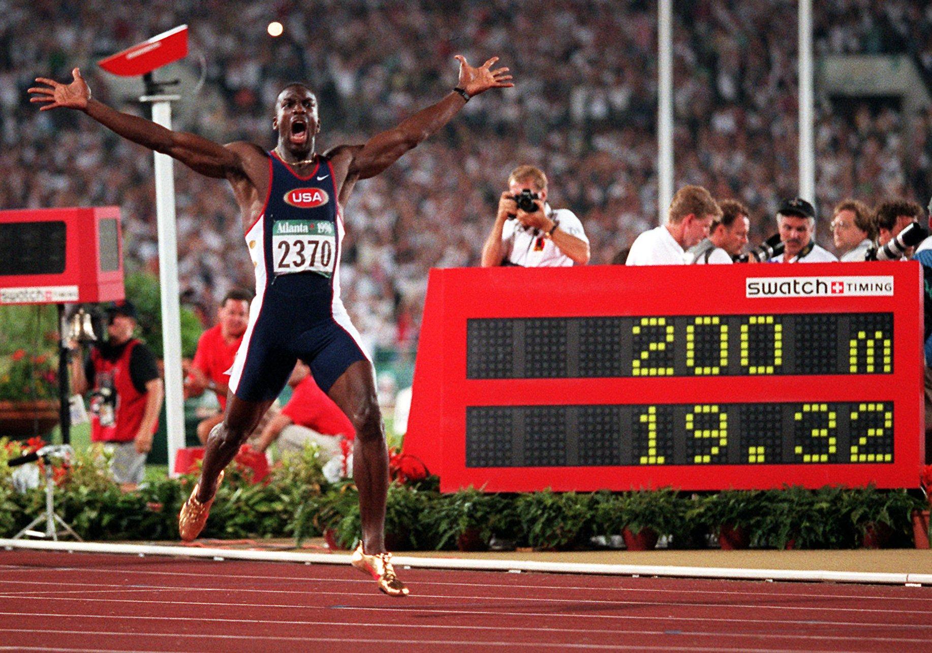 Michael Johnson efter att ha satt världsrekord på 200 meter i OS i Atlanta 1996. 
