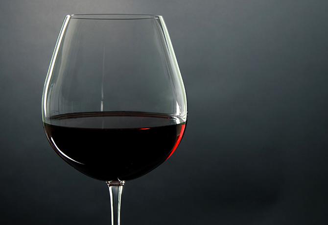 Ljust rubinröd Pinot noir i glas.