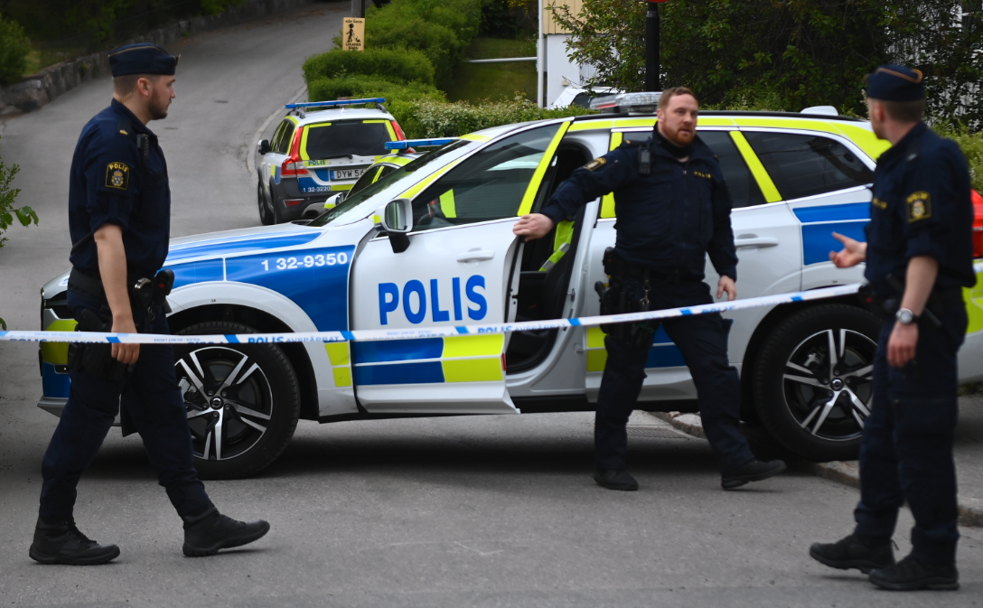 Polisen spärrar av platsen i Mälarhöjden där två personer mördades. 