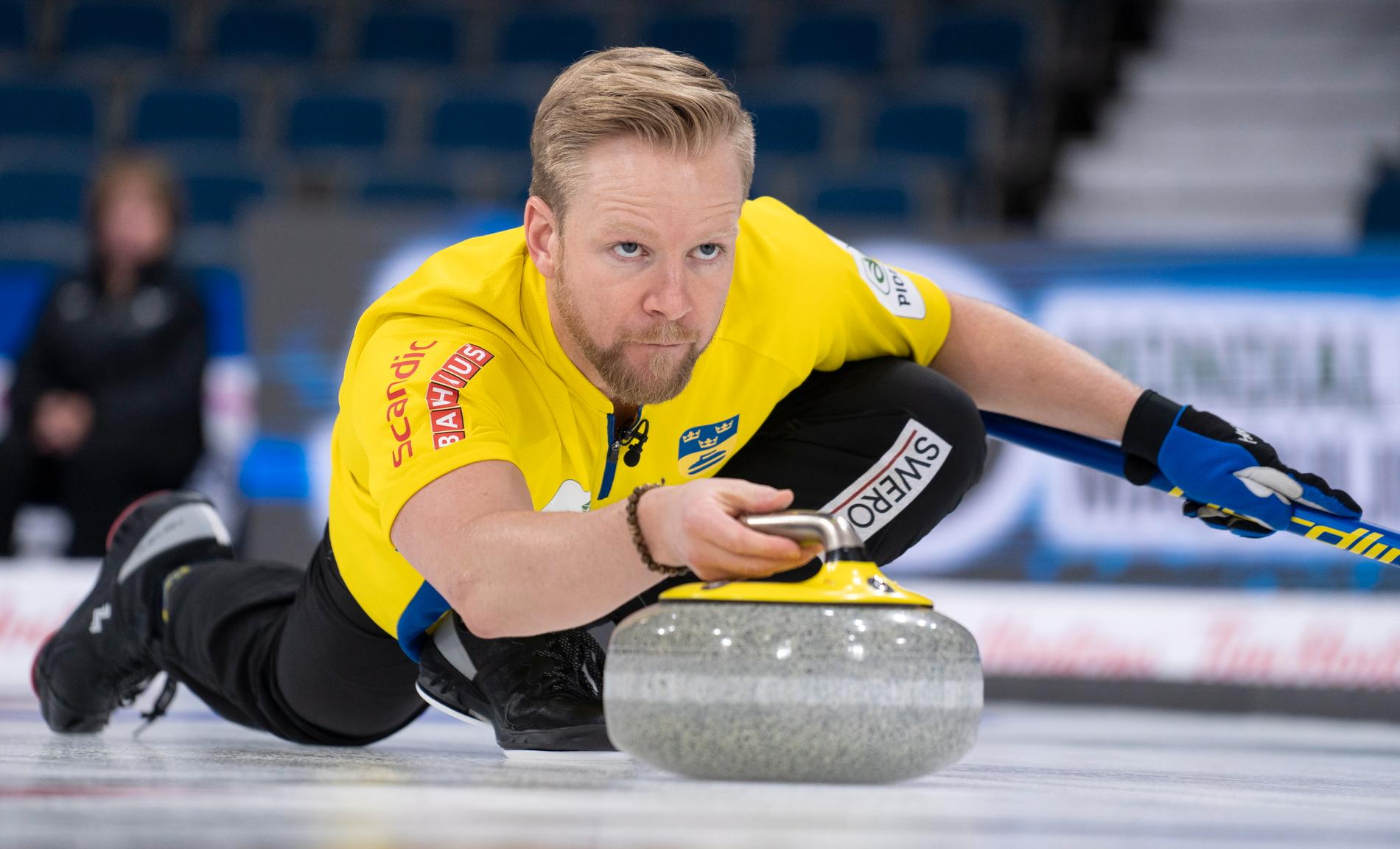 Niklas Edin i matchen mot Nederländerna under curling-VM.