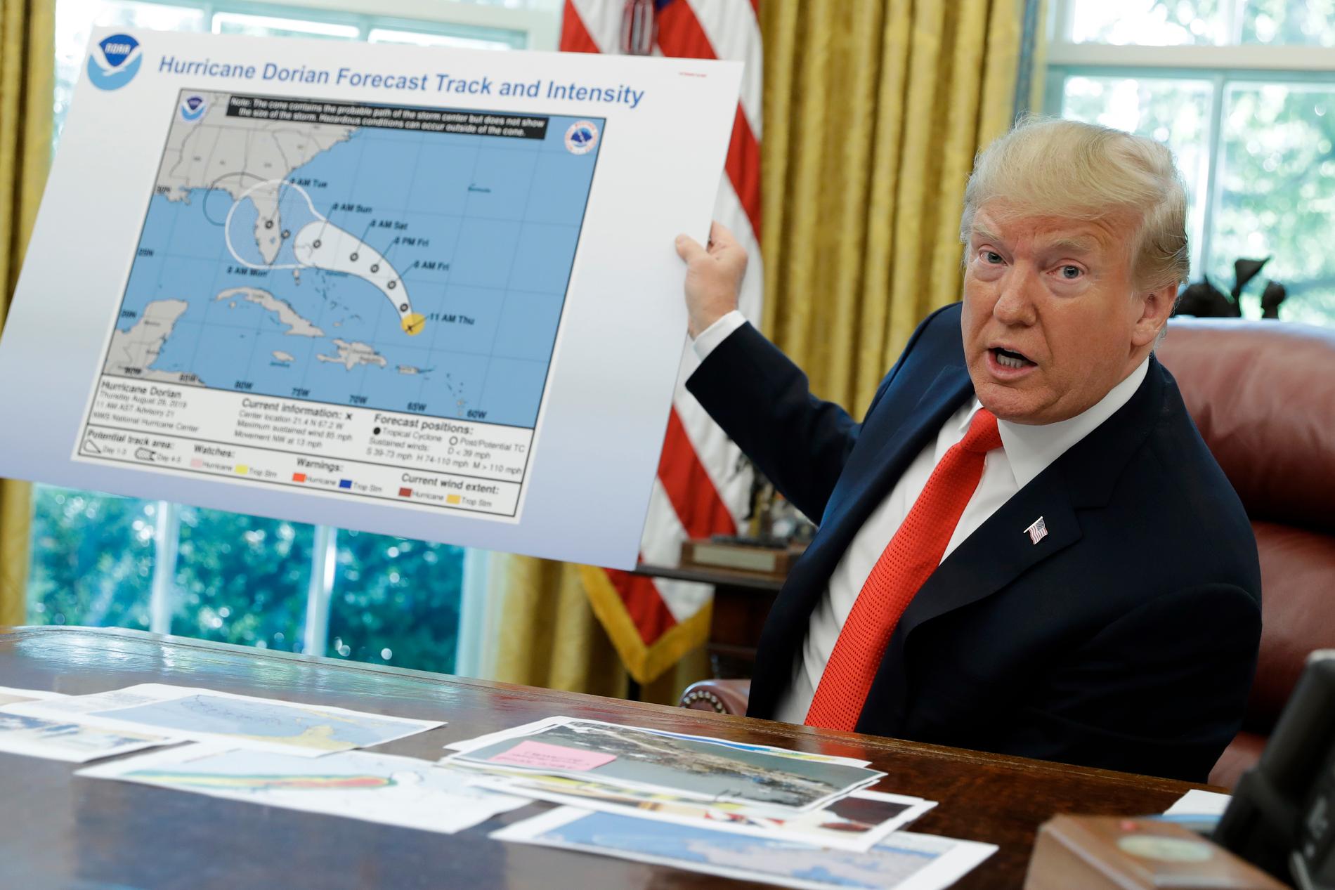 Donald Trump pratar om orkanen Dorian.
