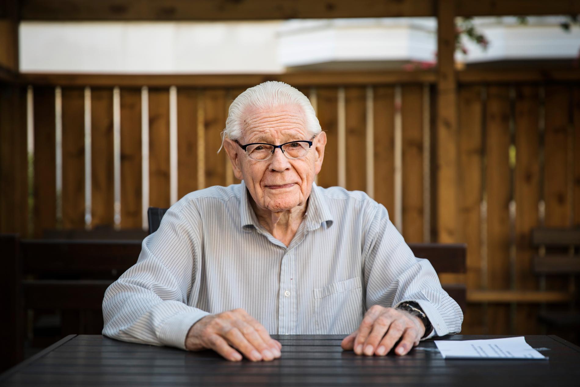 92-årige Jan Edman bjöd rånaren på rejält motstånd. 
