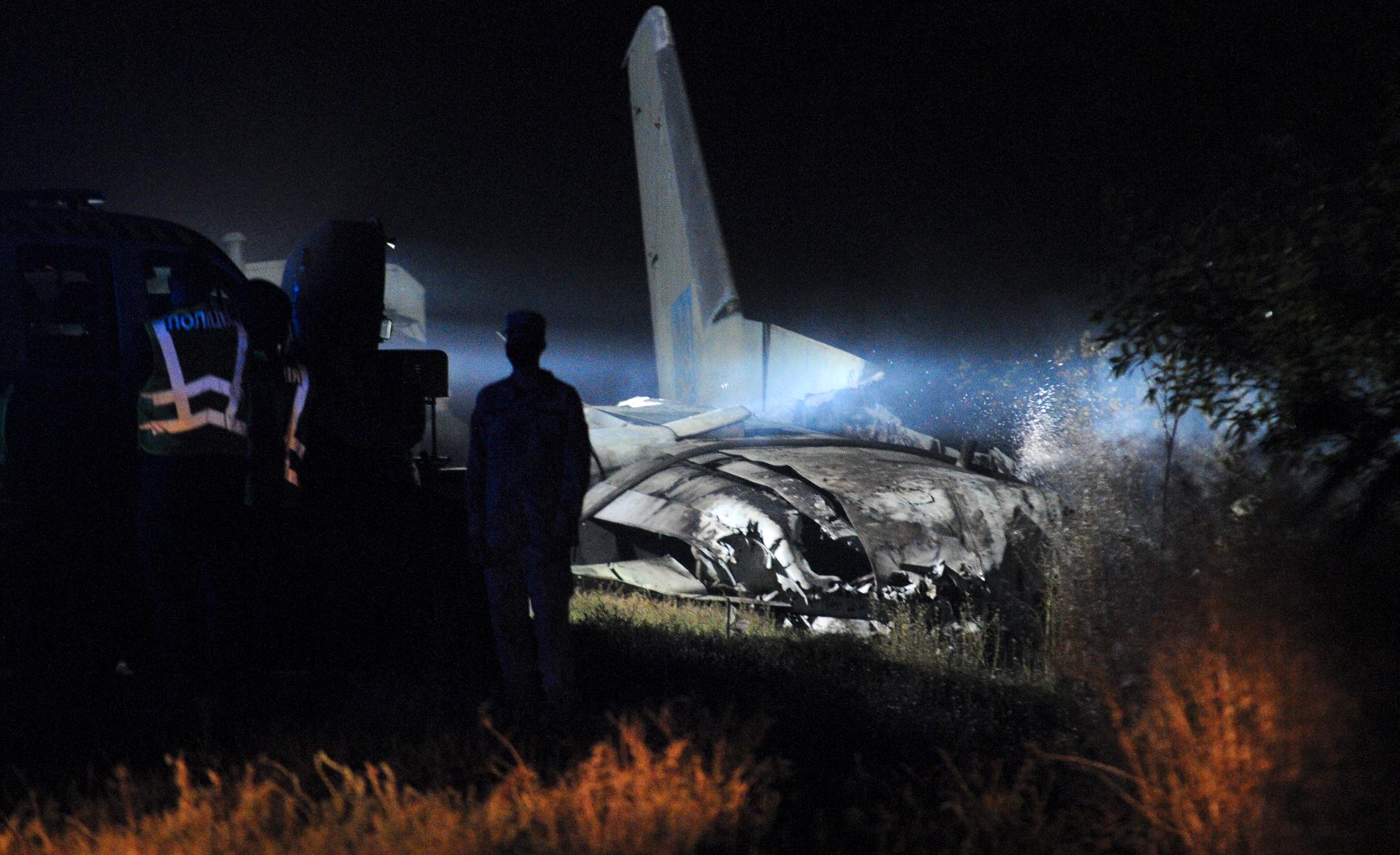 Olycksplatsen och delar av An-26-planet sent på fredagen.