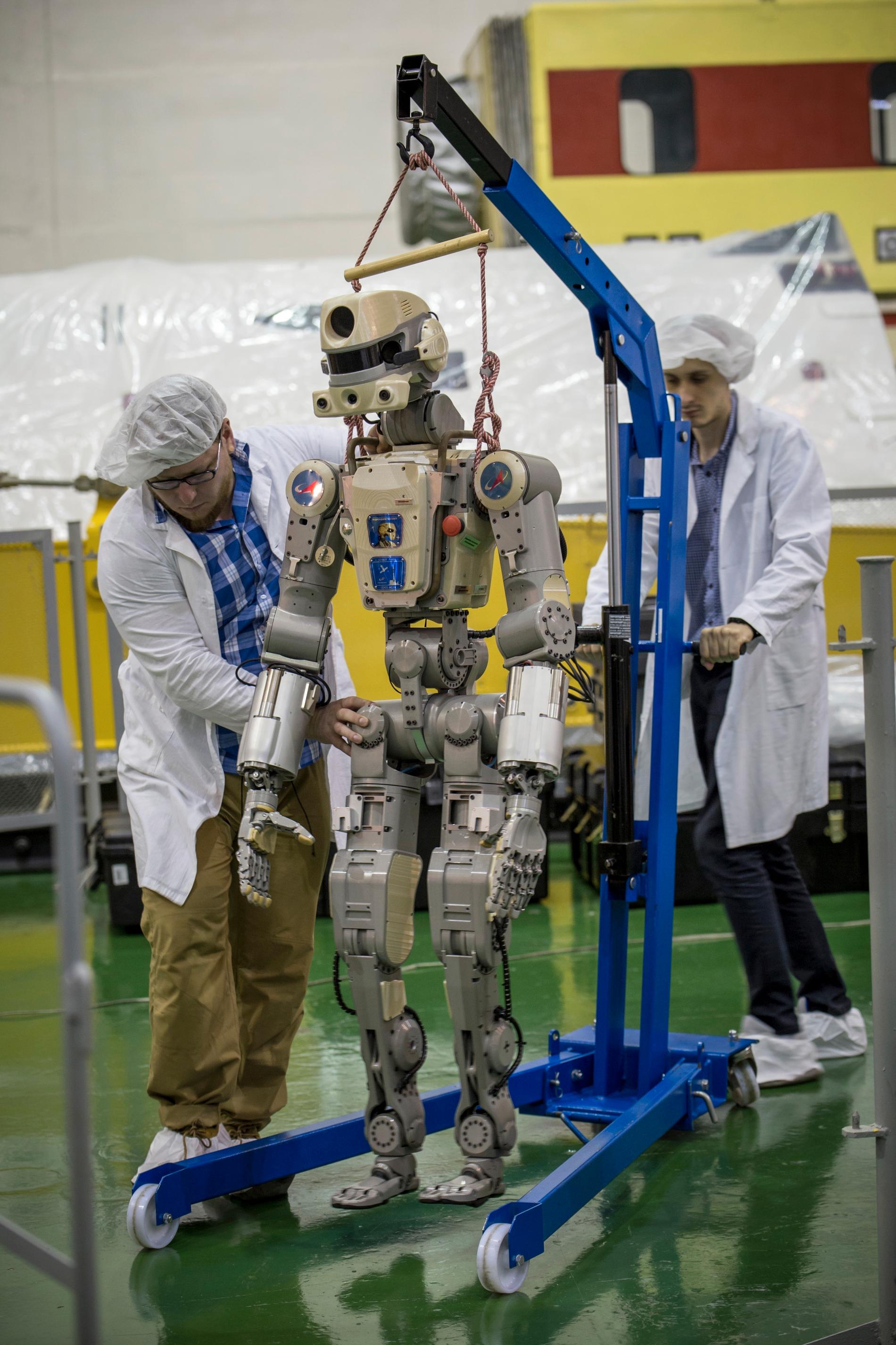 Fedor får lite assistans inför sin rymdresa. Bild från juli 2019.