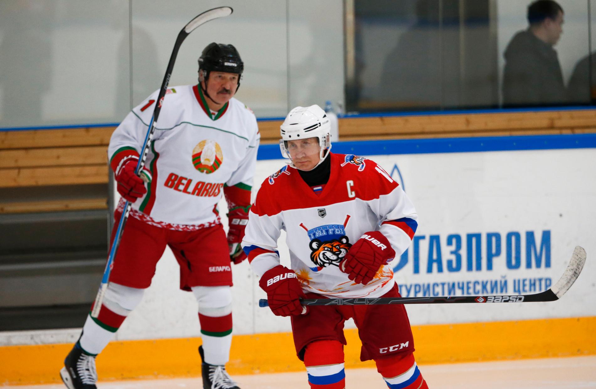 Amatörhockeyentusiasterna Aleksandr Lukasjenko (till vänster) och Vladimir Putin (till höger) drabbade samman i en uppvisningsmatch.