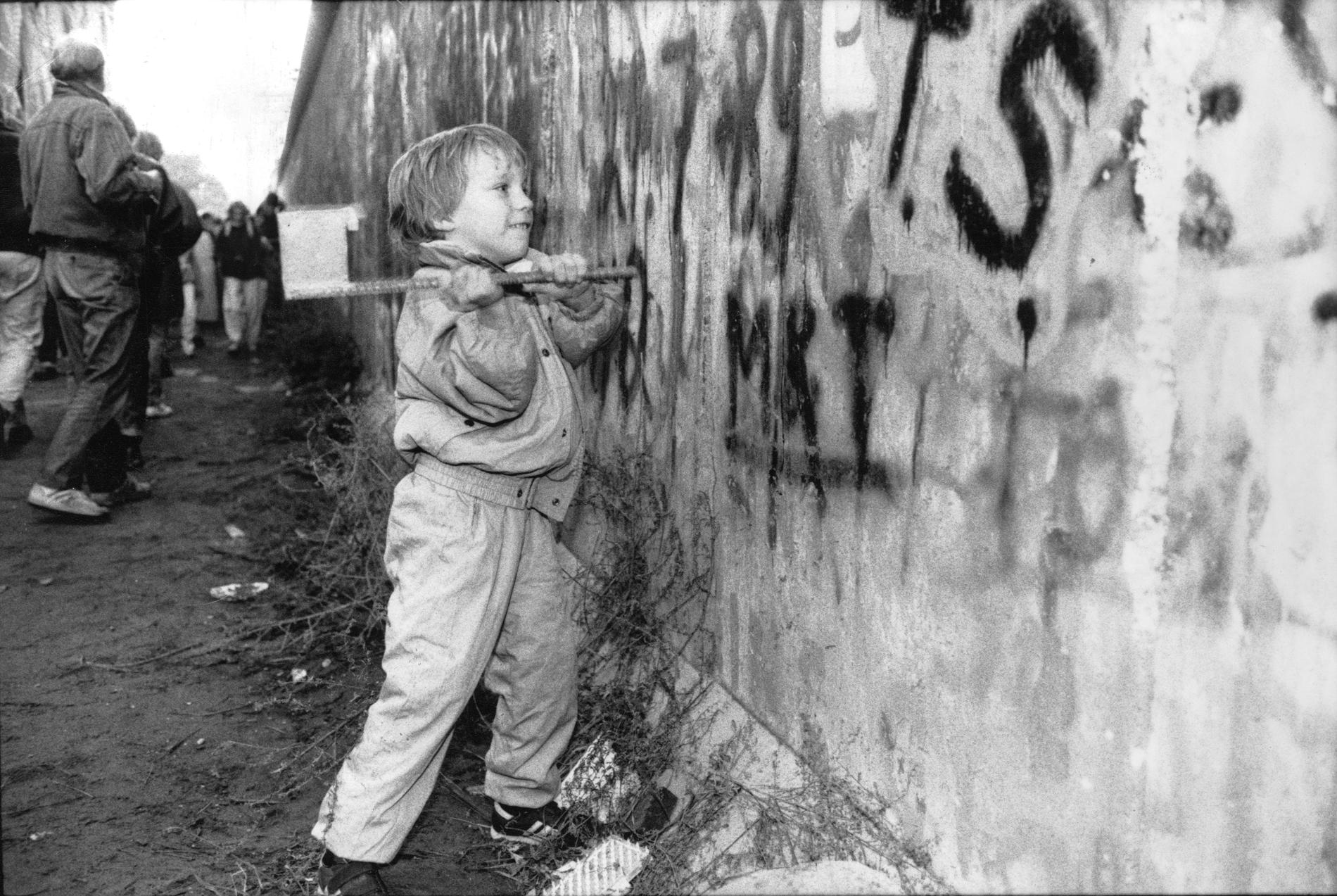 Muren i Berlin, mellan Öst- och Västtyskland, rivs i november 1989. Franz, 5, slår ett slag för framtiden. 