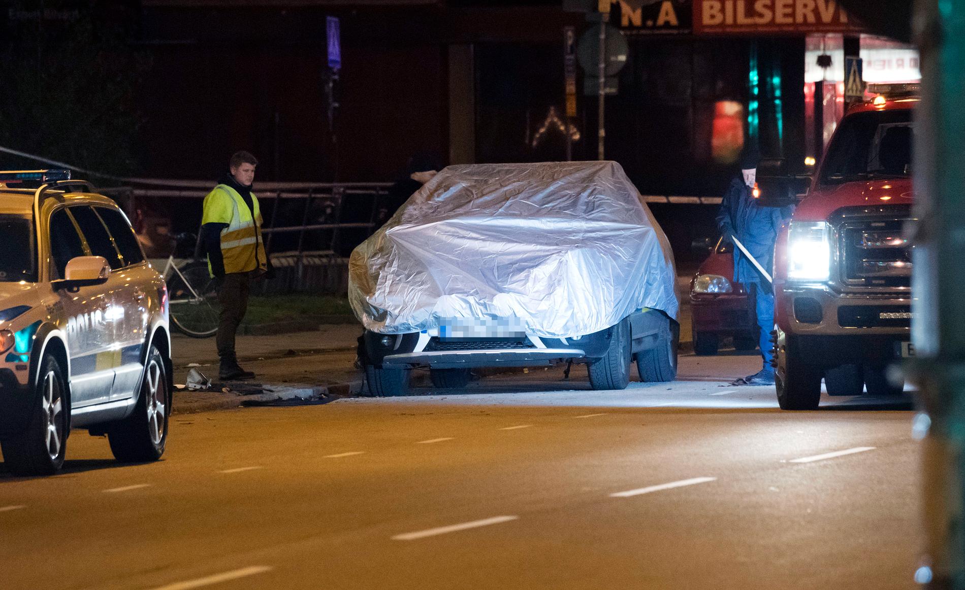 Polisbilen bärgas efter att polisens kriminaltekniker undersökt den natten till lördagen. Polisbilen som stod parkerad utanför ett polishus på Sallerupsvägen i Malmö har utsatts för någon form av sprängning. 
