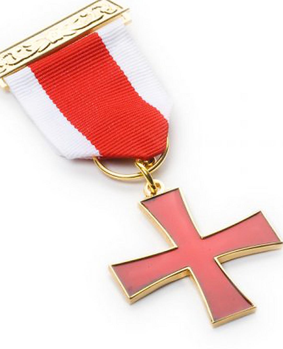 I manifestet kallar Anders Behring Breivik korset för Justiciar Knight Military Order of the Martyrs, som han hävdar ges till de medlemmar som mister livet i en operation. Egentligen heter det Knights Templar Breast Jewel.