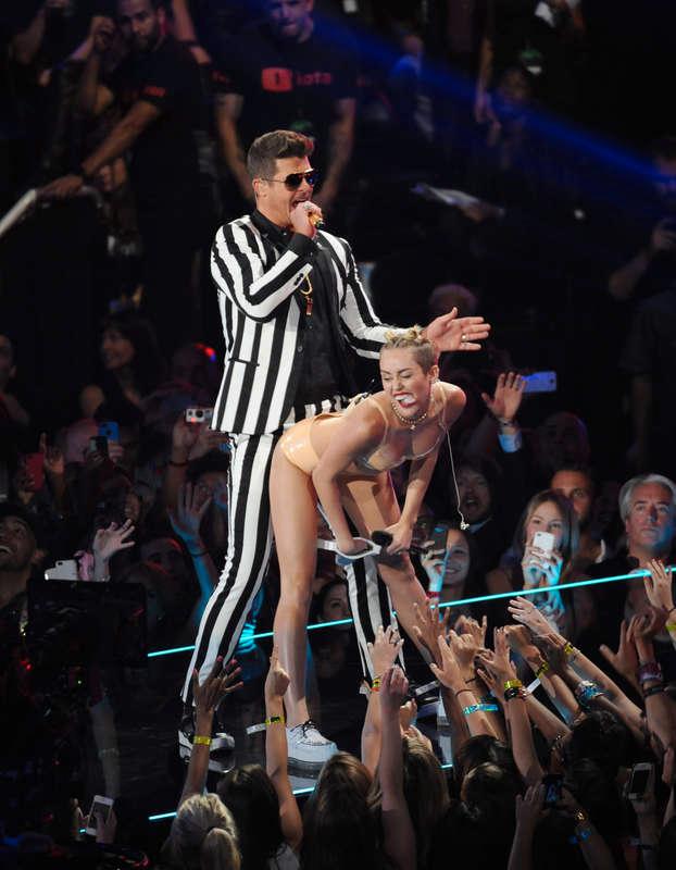 Tillsammans med Robin Thicke gjorde Cyrus ett kontroversiellt framträdande på MTV Awards 2013.
