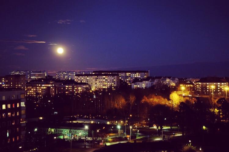 En läsare skickade in den här bilden från Huvudsta i Stockholm, med månen precis över Solna centrum.
