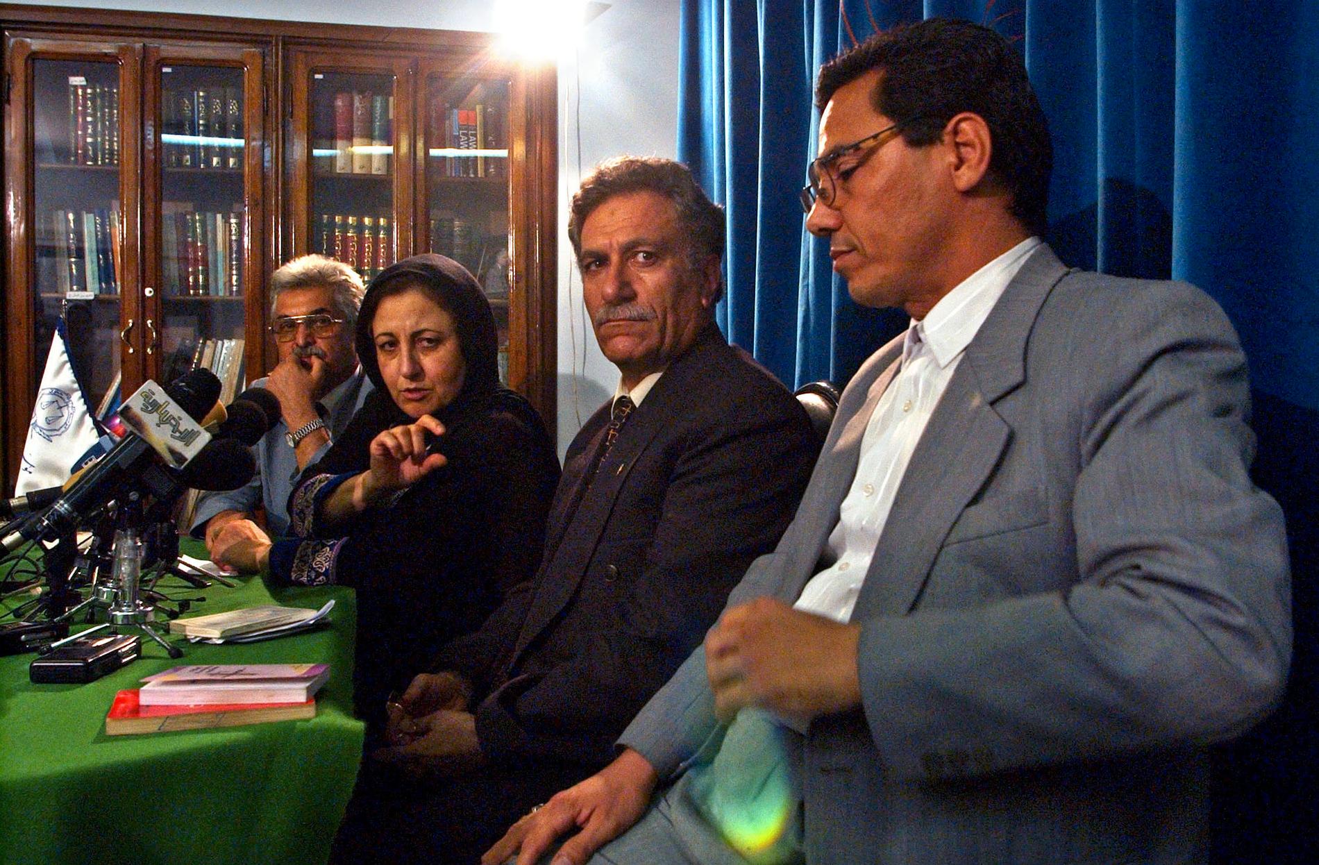 Den iranske människorättsadvokaten Abdolfattah Soltani (tvåa från höger) och Nobelpristagaren Shirin Ebadi, andra från vänster, på en bild från 2004.