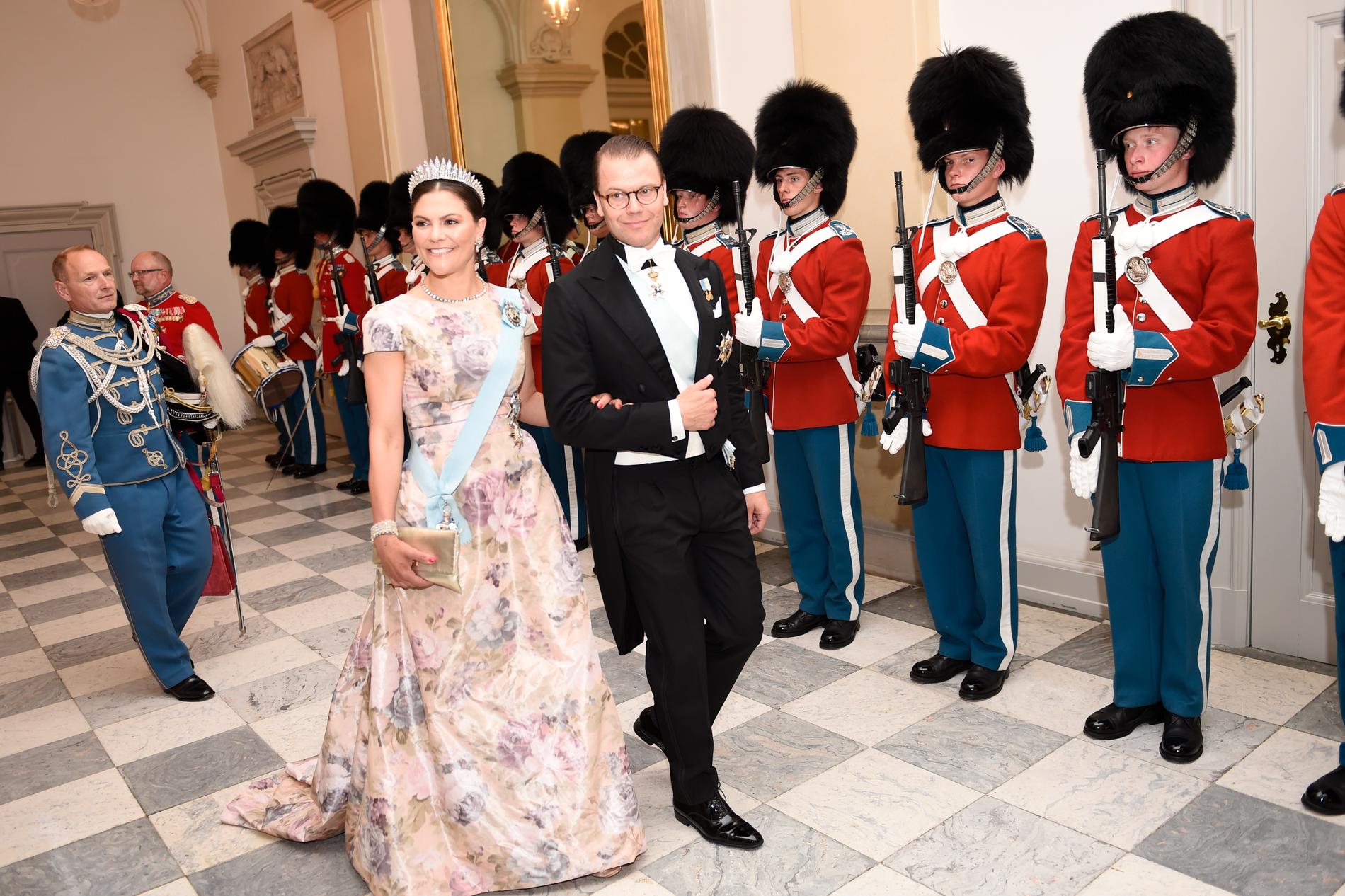 Kronprinsessan Victoria och prins Daniel anländer till galamiddagen. 
