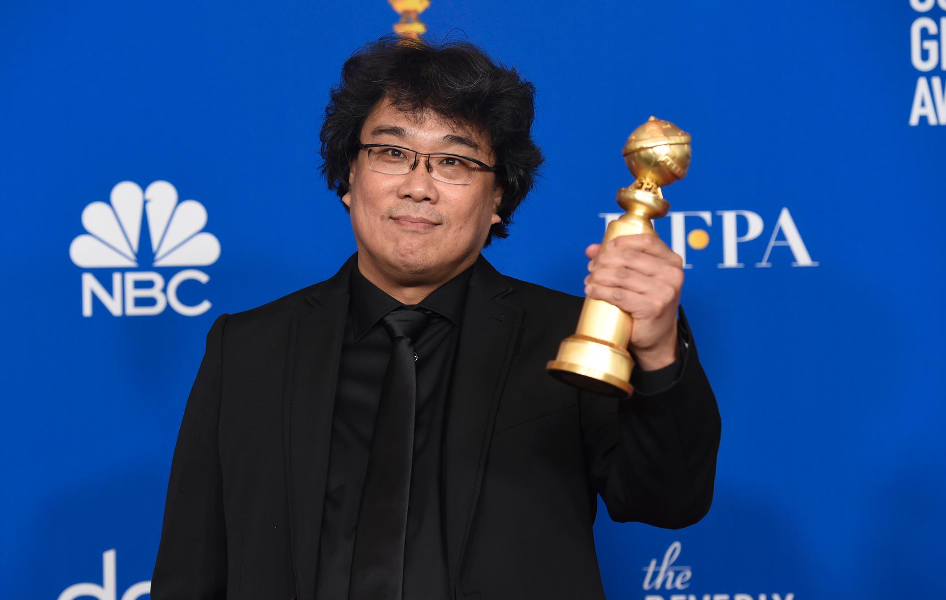 Bong Joon-Ho med sin nyvunna Golden Globe-statyett.