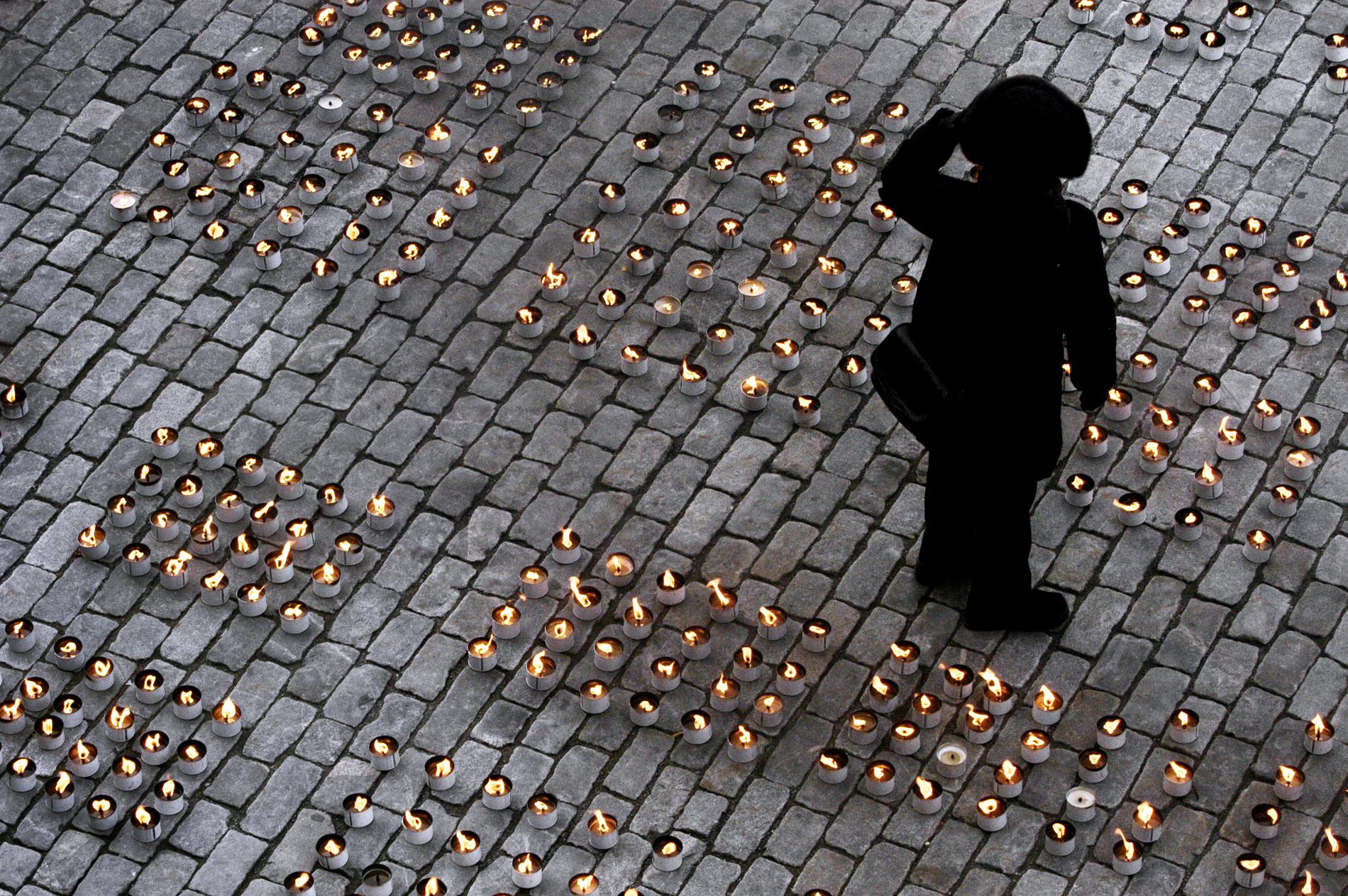 Bilden är tagen i samband med att anhörigföreningen för självmordsoffer SPES, genomförde en ljusmanifestation på Mynttorget i Stockholm. Arkivbild.