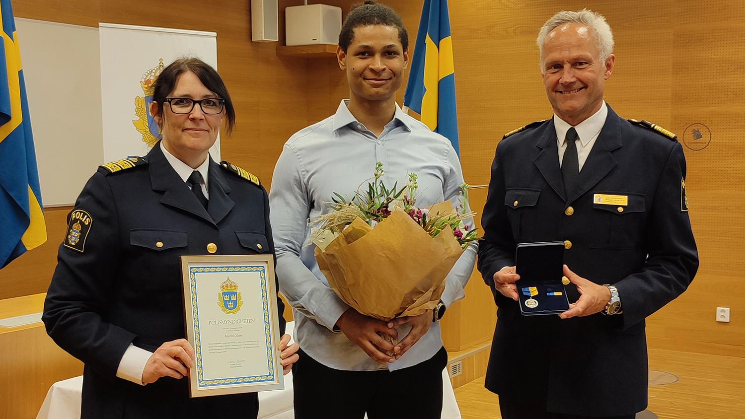 Martin Olsen tog emot sin medalj och uppvaktades av Petra Stenkula, polisområdeschef Malmö, och Jarl Holmström, tillförordnad regionpolischef.