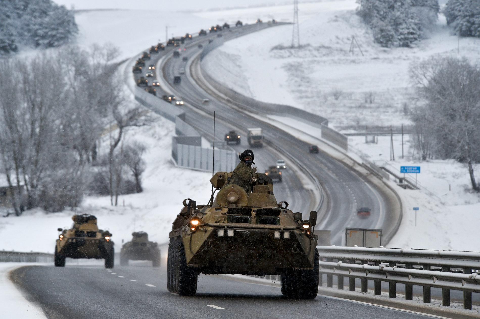 En rysk militärkonvoj färdas längs en motorväg på Krimhalvön.