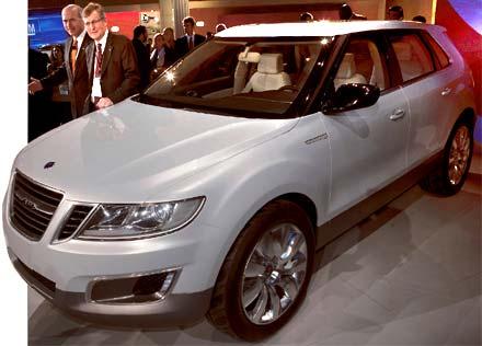 GM.s stolta chefer - Europachefen Carl Peter Forsberg och Saabs vd Jan Ålke Jonsson - presenterade Saabs nya SUV på bilmässan i Detroit.