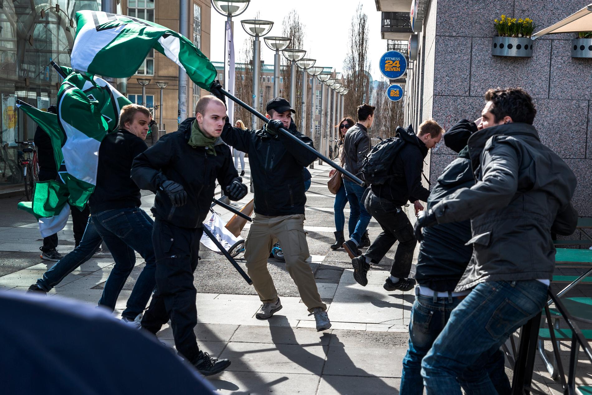 Nazistiska Svenska Motståndsrörelsens fanor i centrala Stockholm i helgen. Nu har Svenskarnas parti fått polisens tillstånd att demonstrera på 1 maj.