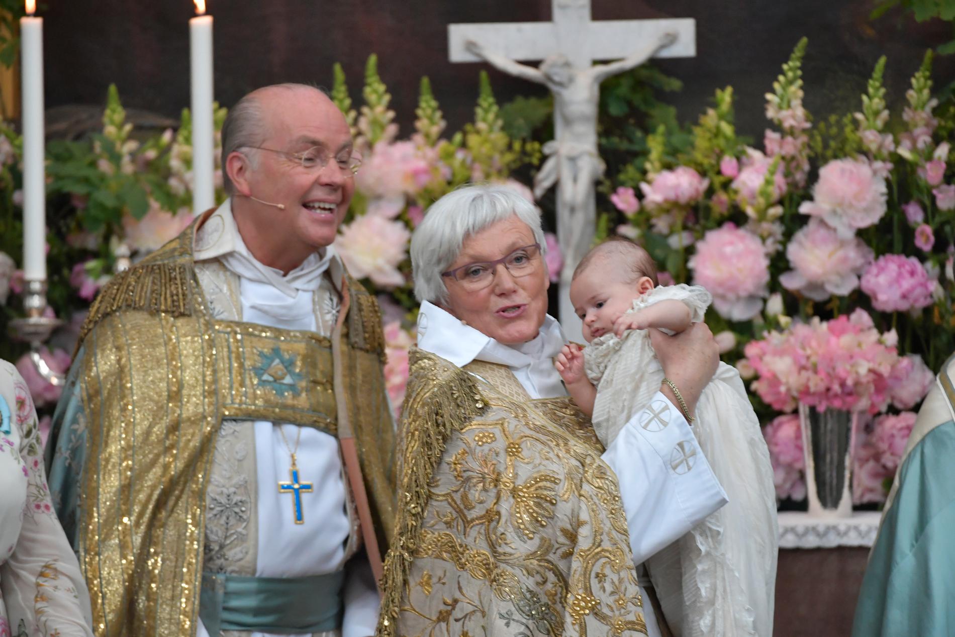 Ärkebiskop Antje Jackelén håller prinsessan Andrienne under dopgudstjänsten för prinisessan