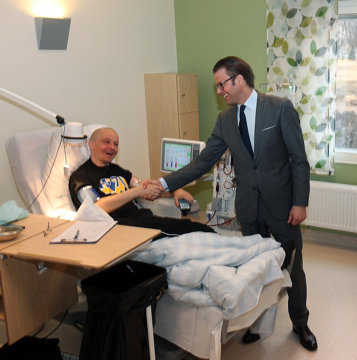 Under besöket träffade Daniel, som hejar på AIK, dialyspatienten och HV-supportern Patrik Blomqvist, 43.