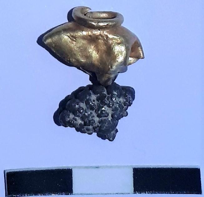 Fyndet av ett guld- och silversmycke, antagligen någon form av örhänge, tyder på att en förmögen person bott på platsen, och att någon form av katastrof inträffade där.