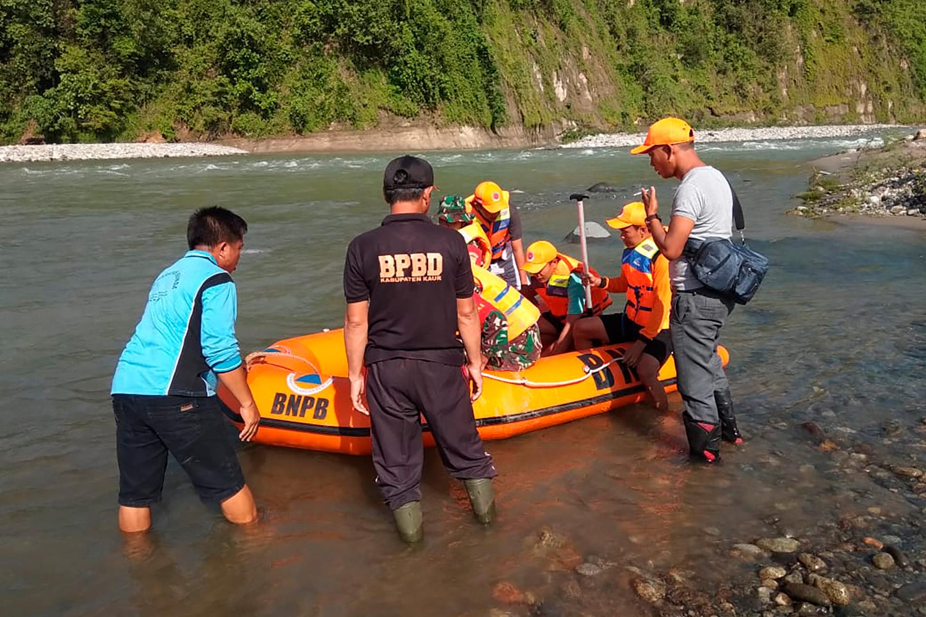 Räddningspersonal i Bengkulu i Indonesien letar efter överlevande sedan en bro kollapsat.