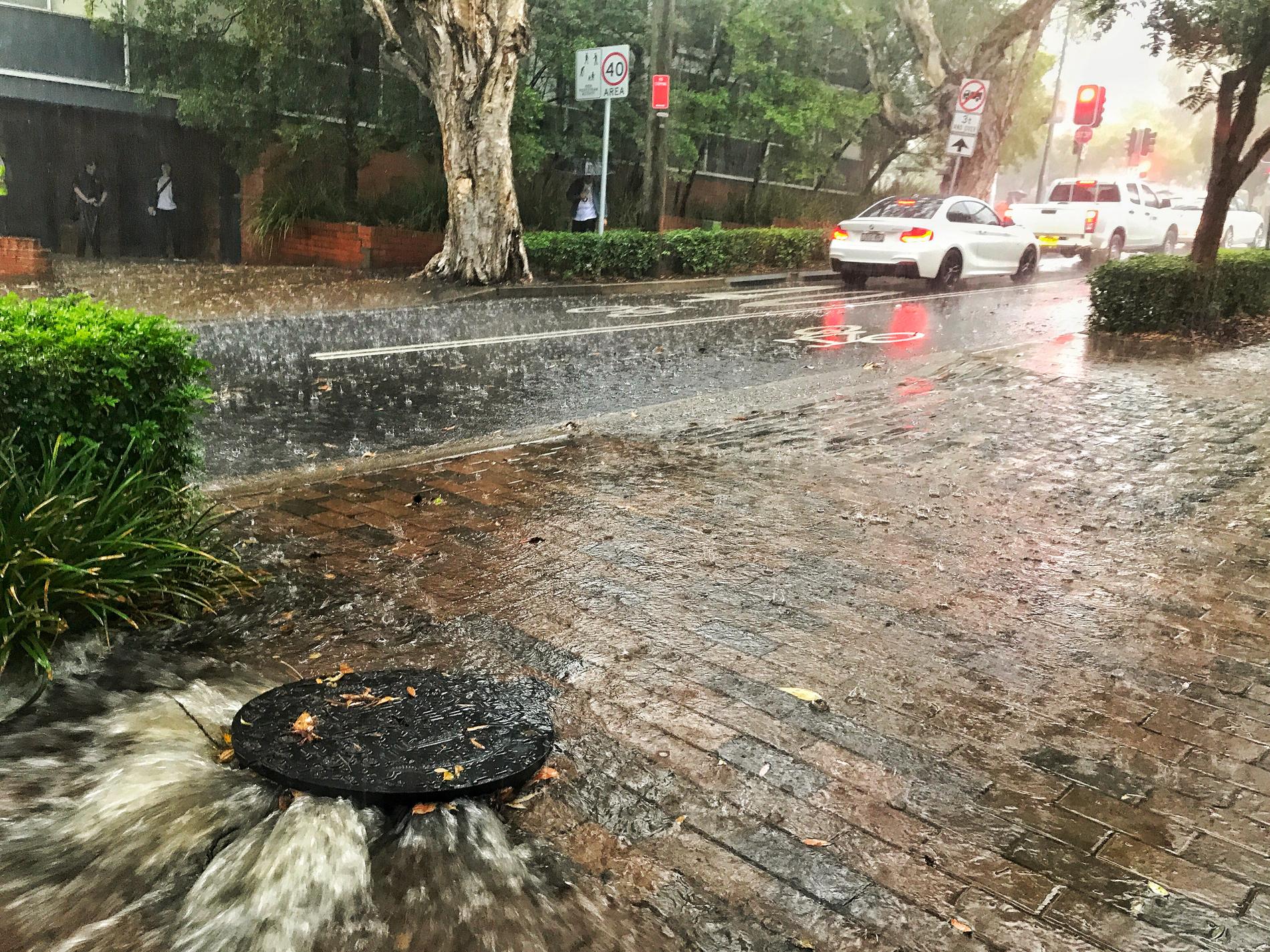 Regn har dragit in över delar av Australien, vilket väntas hjälpa till i släckningsarbetet för de omfattande terrängbränderna.
