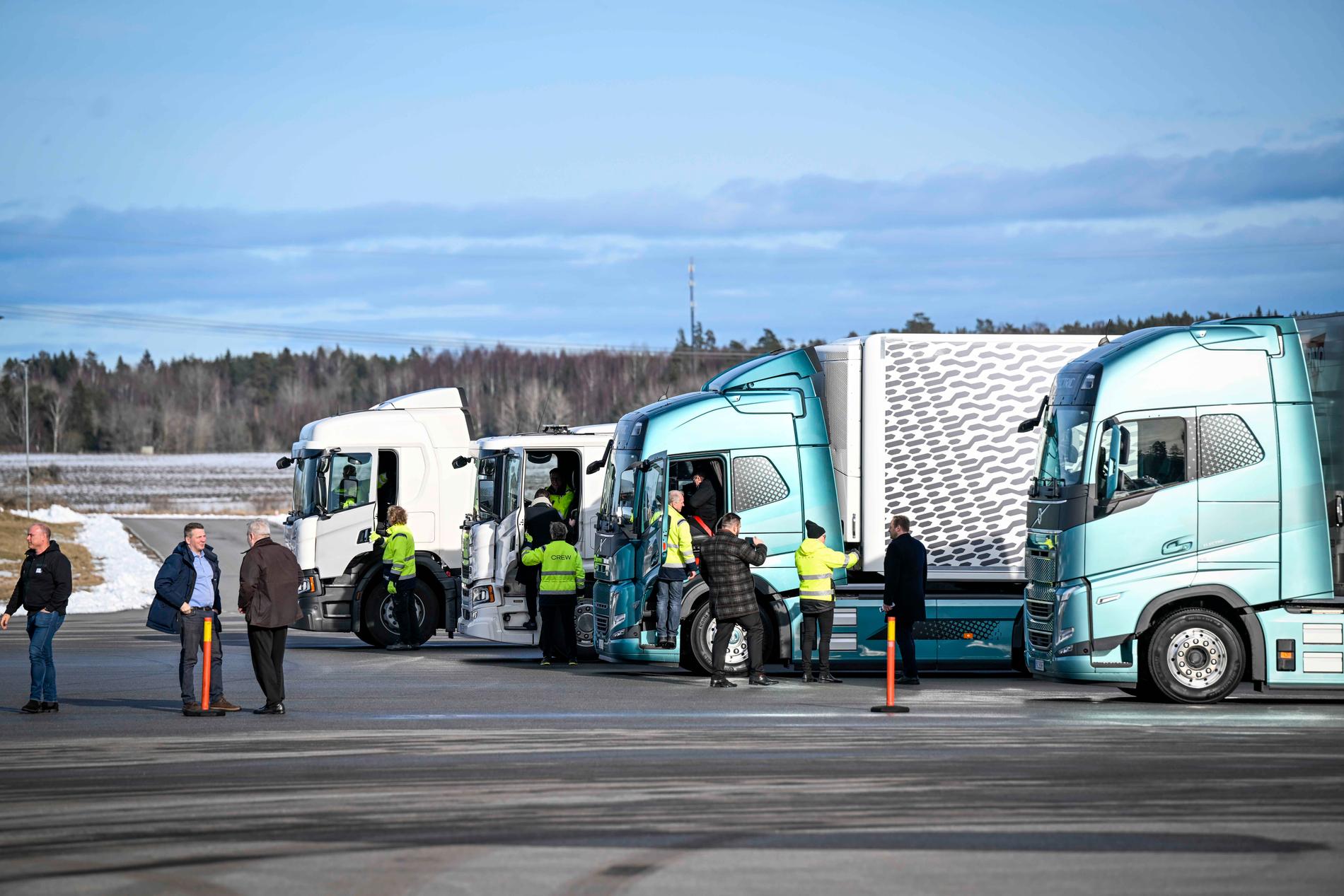EU:s energiministrar provkör ellastbilar från Scania.