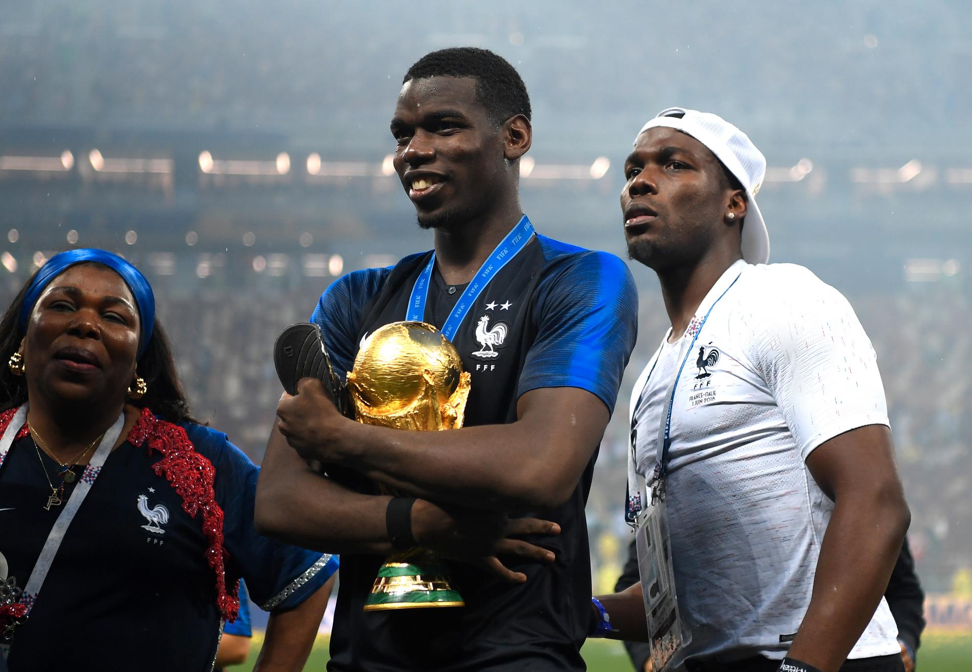Paul Pogba tillsammans med storebror Mathias efter VM-guldet 2018.  