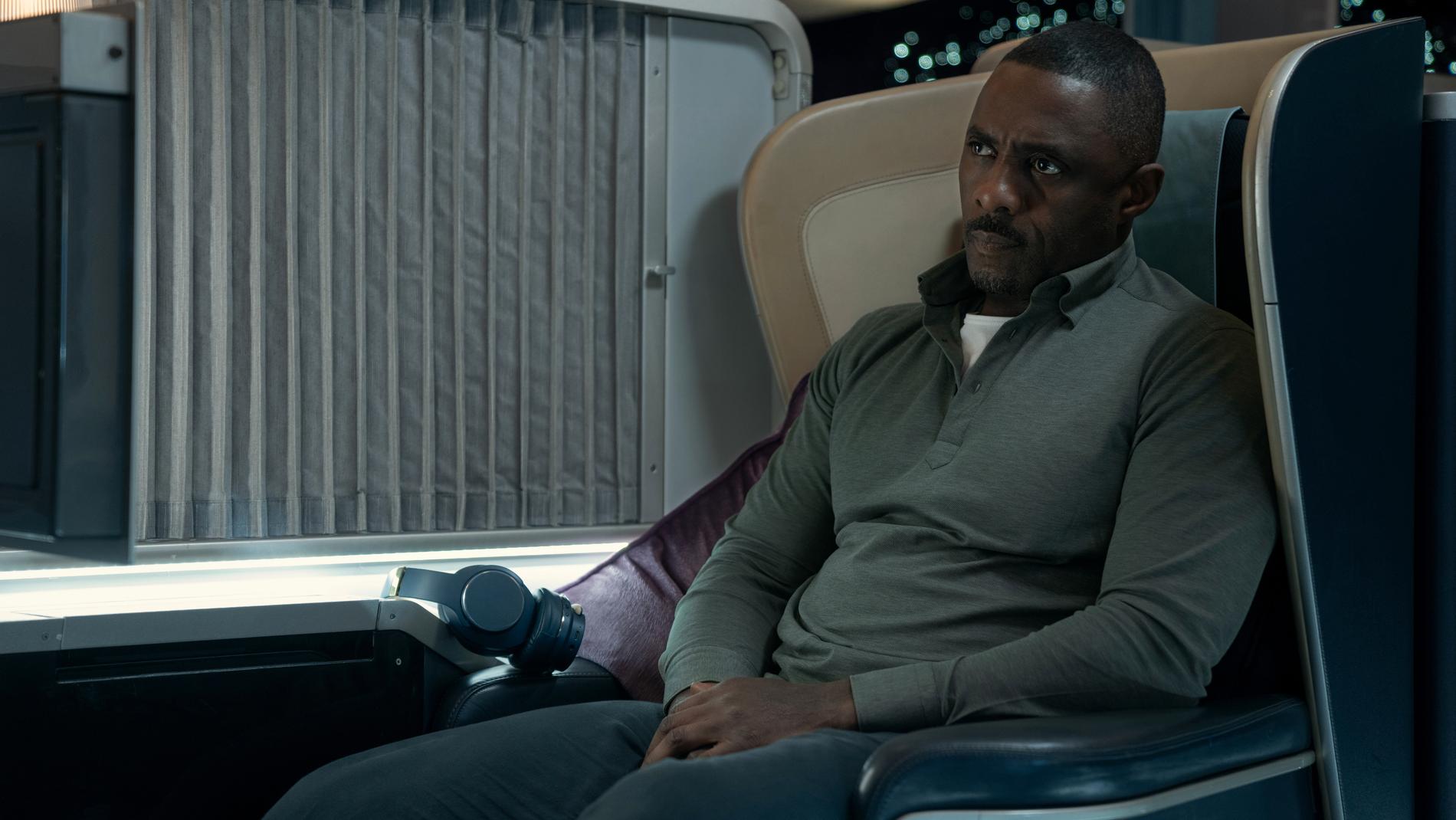Idris Elba i serien "Hijack" där en flygkapning utspelar sig i realtid. Pressbild.