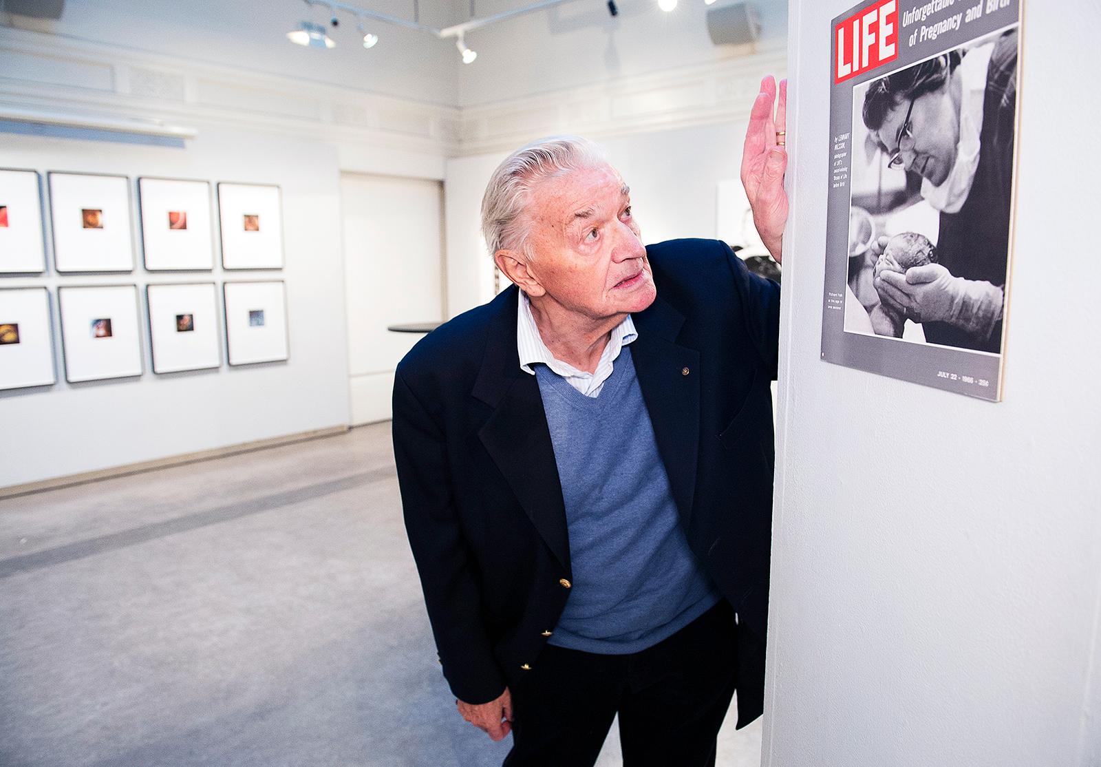 2015. Lennart Nilsson ställer ut på Galleri Kontrast i Stockholm, med anledning av att hans bok "Ett barn blir till" firar 50-årsjubileum.