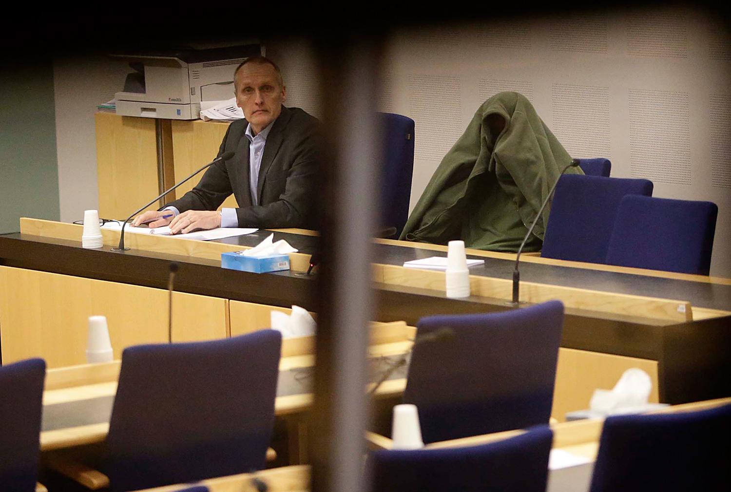 Häktningsförhandling med en av de tre männen som är misstänkta för synnerligen grova vapenbrott i Göteborg
