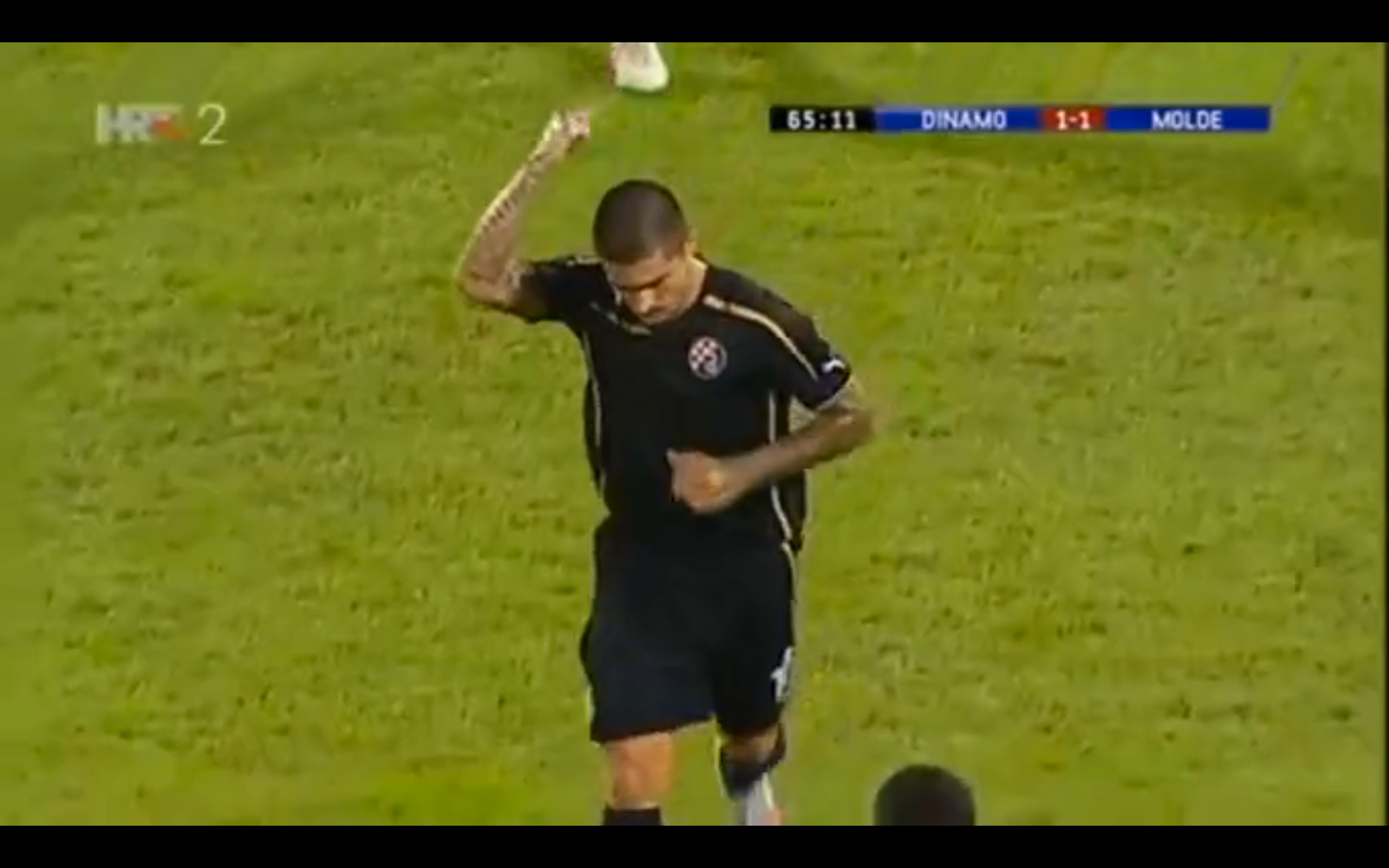 Machado gillar inte buropen – och pekar upprepade gånger finger åt sina fans.