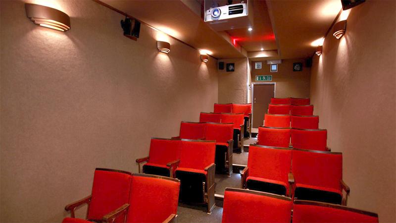 Salongen har plats för 22 personer. Foto: Vintage Mobile Cinema