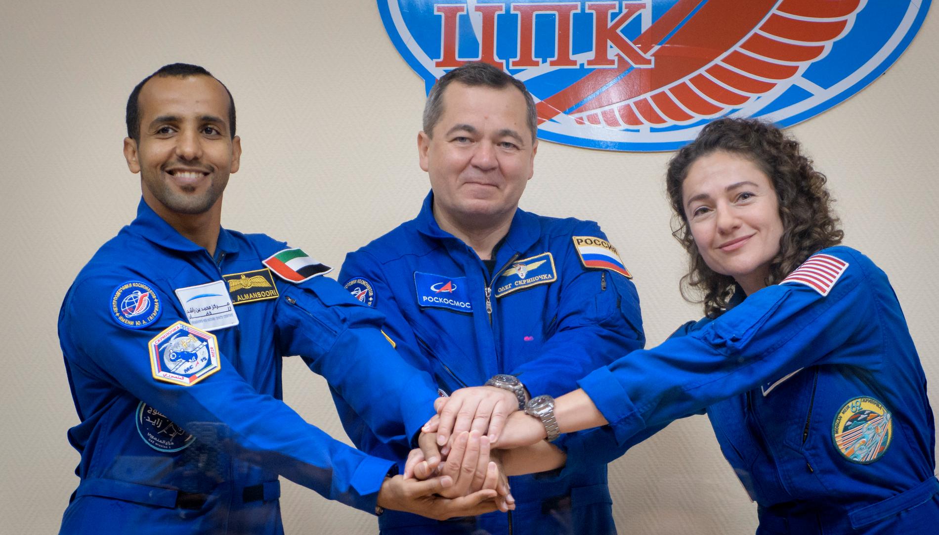 Trion som åkte upp till ISS på onsdagen: Hazzaa Ali al-Mansoori, Oleg Skripotjka och Jessica Meir. Bilden är tagen inför avfärden.