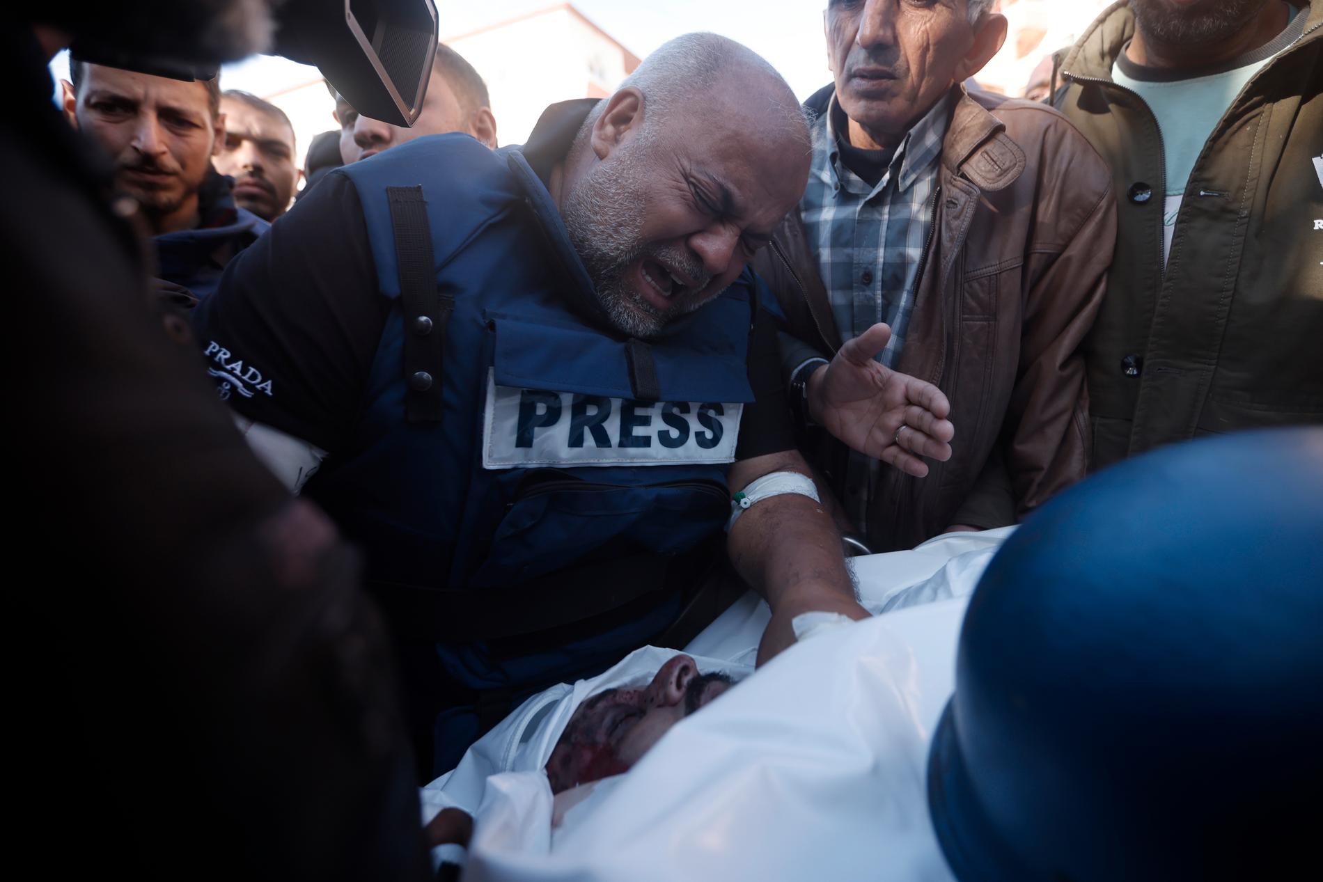 Journalisten Wael Al-Dahdouh sörjer sin son Hamza, 27, som dödades i en flygattack i Gaza.