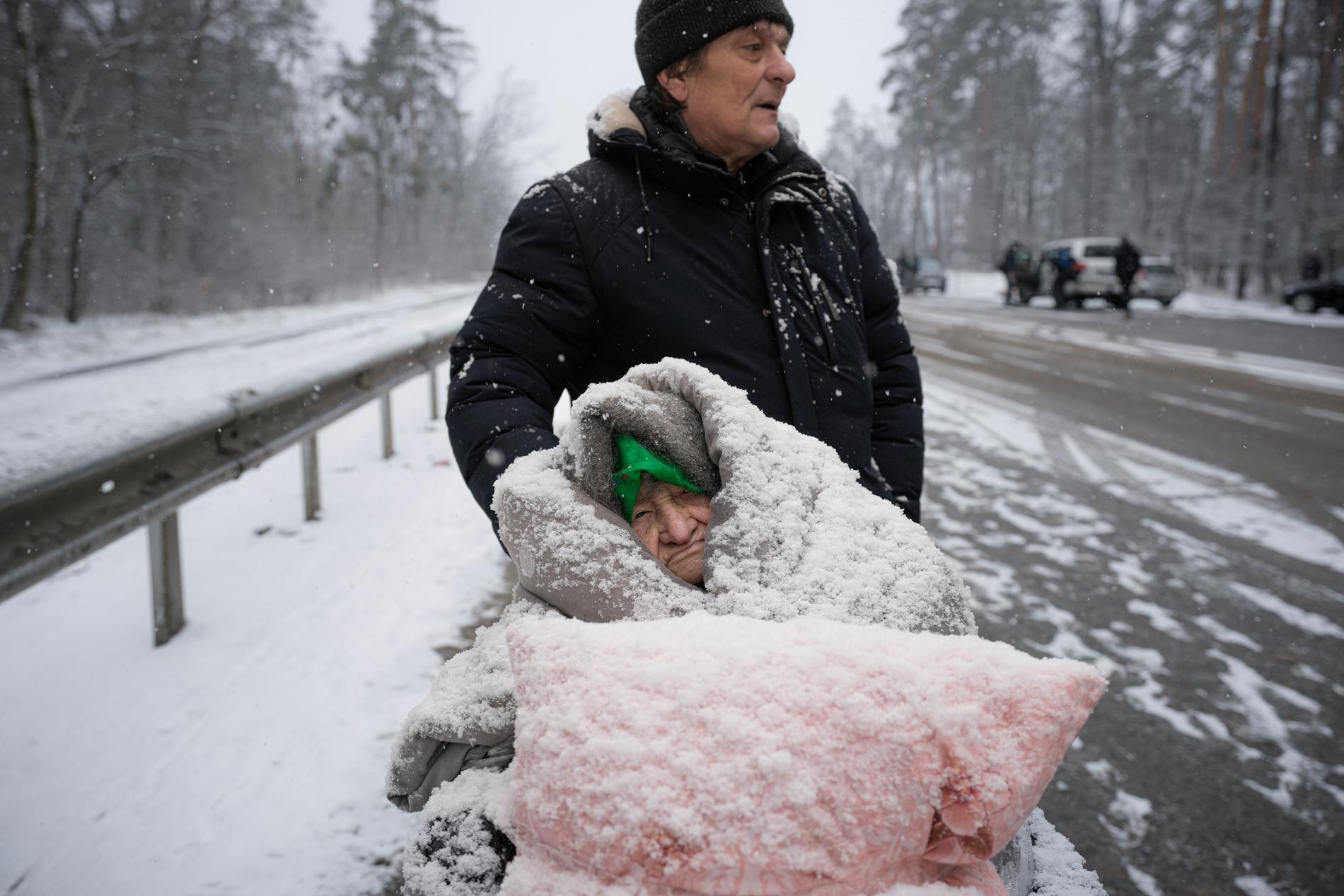En äldre kvinna täckt i snö i samband med en evakuering från Irpin utanför Kiev i förrgår.