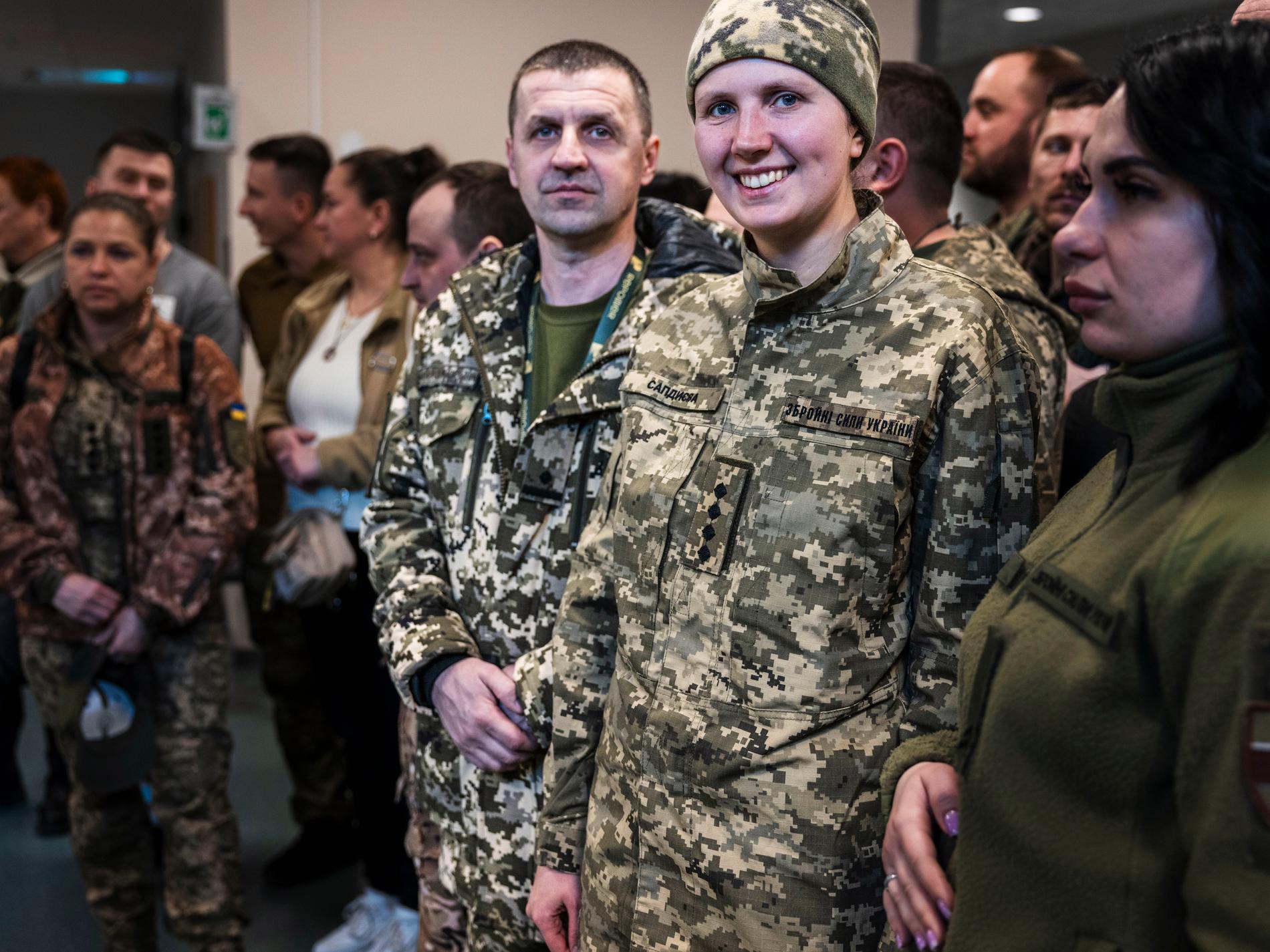Volodyrmyr Meziei och Viktoriia Sapdyieva som jobbar som sjukvårdare och läkare vid gränsen. 