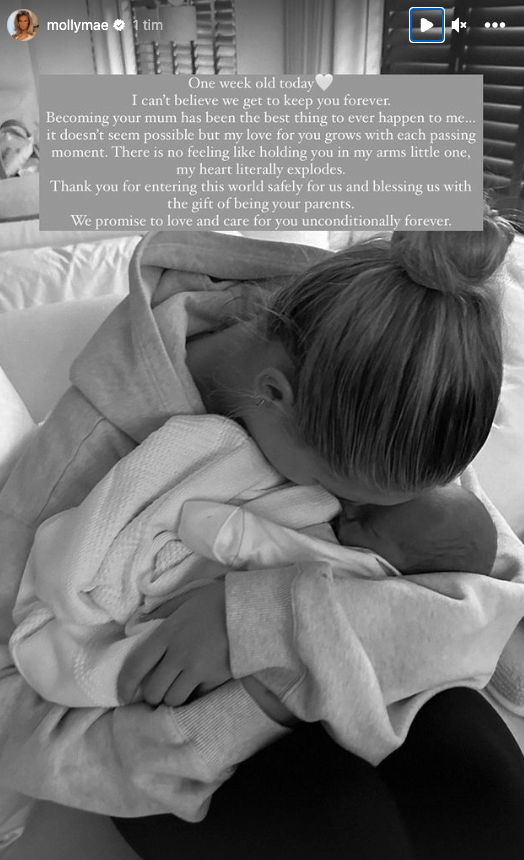 ”Jag kan inte förstå att jag får behålla dig för alltid”, skrev Molly-Mae Hauge på Instagram när paret fick sin dotter.