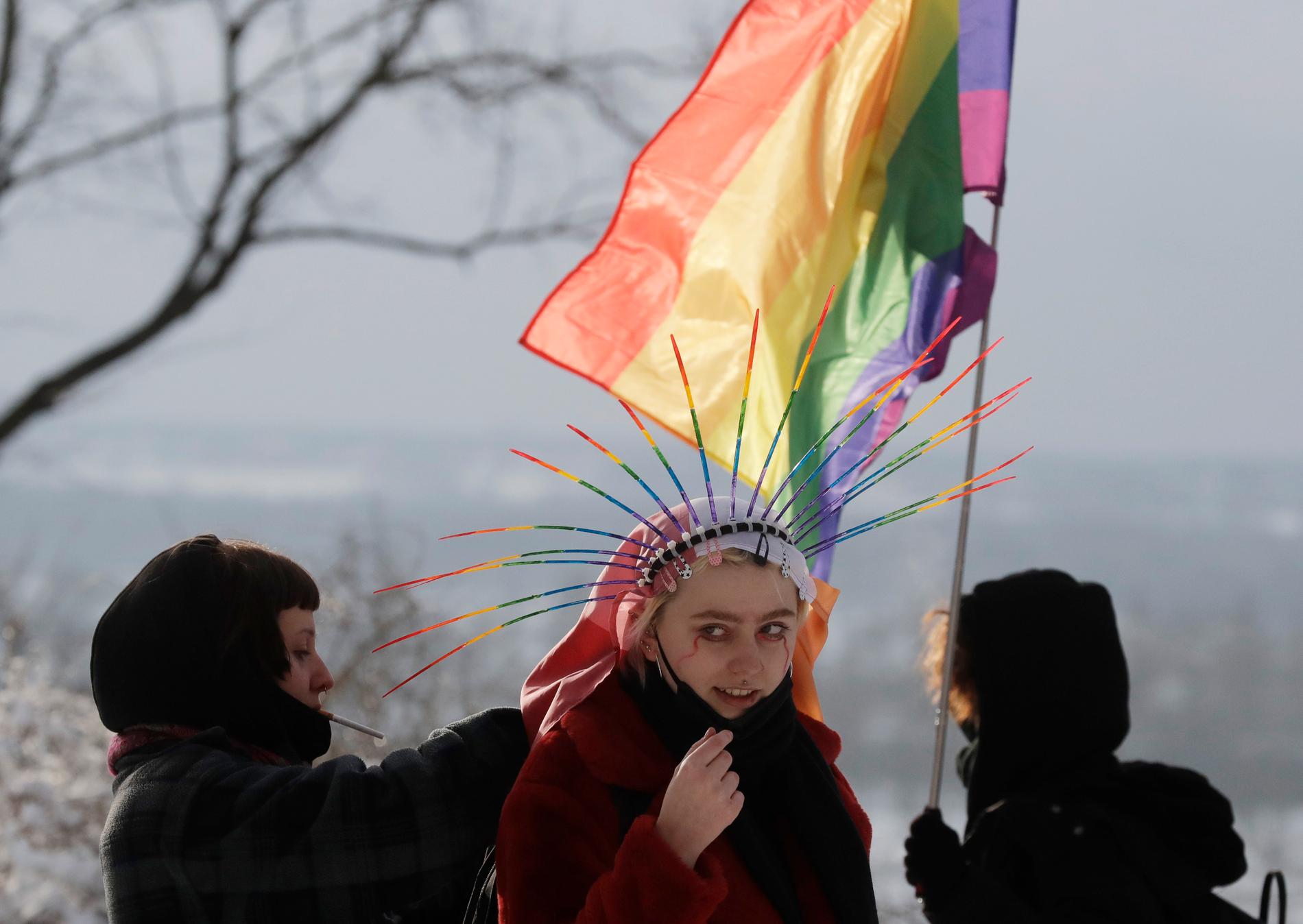 Aktivister demonstrerar för hbtqi-rättigheter vid en lokal domstol i Plock i Polen. Nu har EU-parlamentet utropat hela EU till en "frihetszon" för htbqi-personer, till stöd för alla dem som utsatts för homofobiskt hat och trakasserier. Arkivfoto.