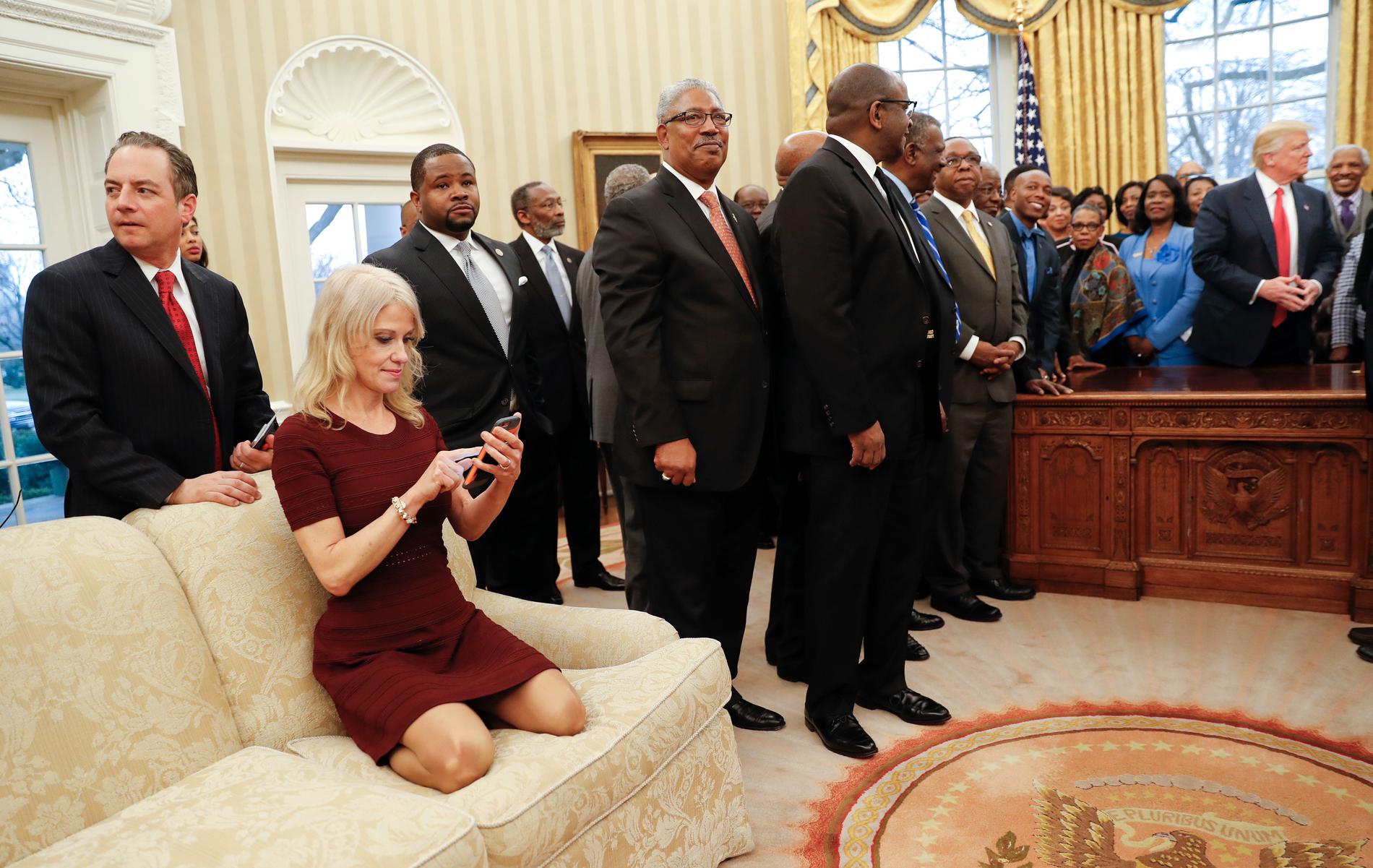 Kellyann Conway i soffan i ovala rummet. Bilden väckte kritik eftersom många såg beteendet som respektlöst. Senare förklarade Conway att hon satt så för att kunna ta en bra bild. 