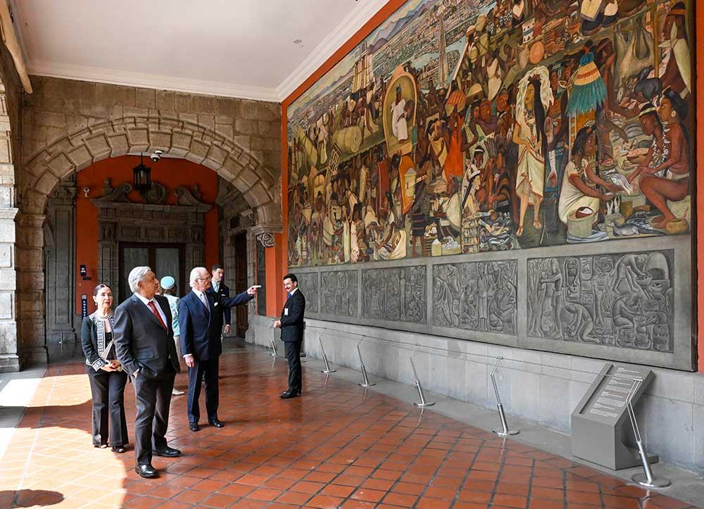 Mexikos president Andrés Manuel Lopéz Obrador hälsar kungaparet välkomna till Nationalpalatset och visar de vackra muralmålningarna. 