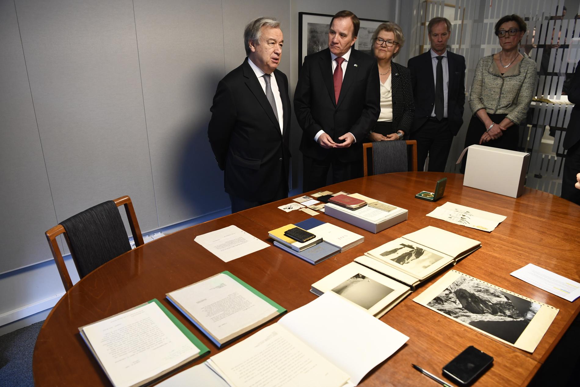 FN:s generalsekreterare António Guterres och statsminister Stefan Löfven i Dag Hammarskjöld-arkivet på Kungliga biblioteket i Stockholm.