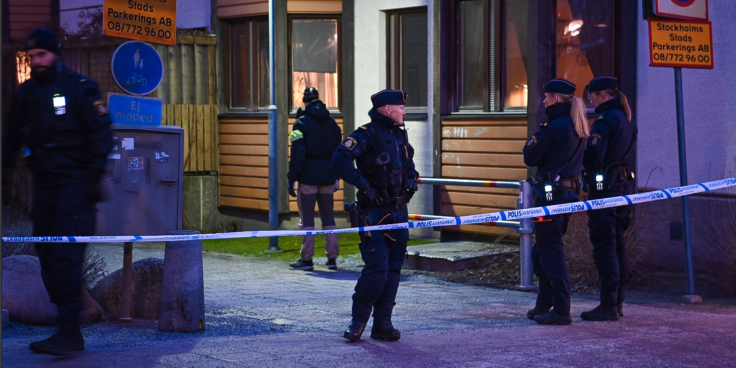 Polisen på plats i Enskededalen i Stockholm efter skjutningen.
