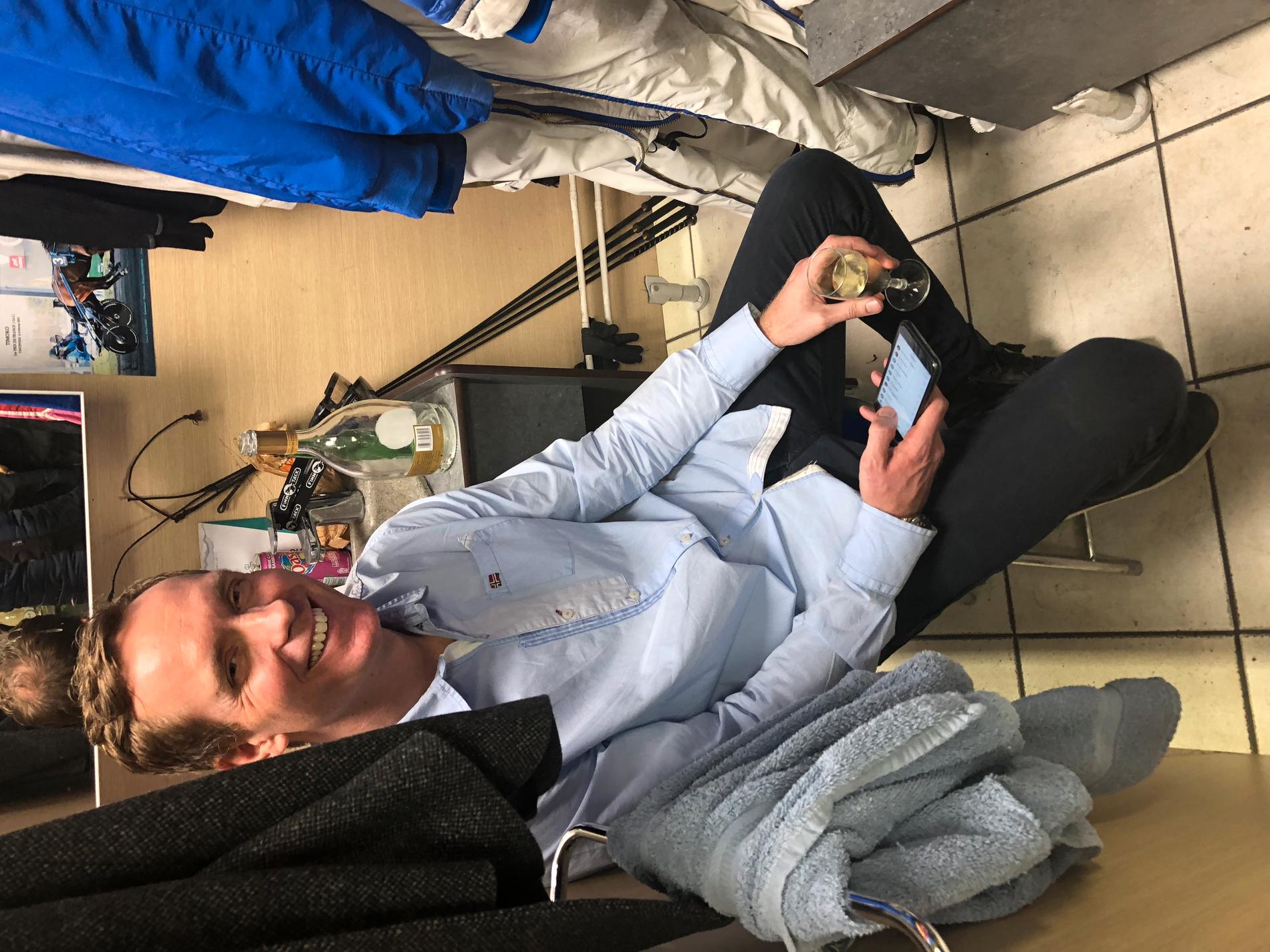 Björn Goop söker en lugn stund i sin omklädningsbox på Vincennes och ser att han har 323 olästa sms.