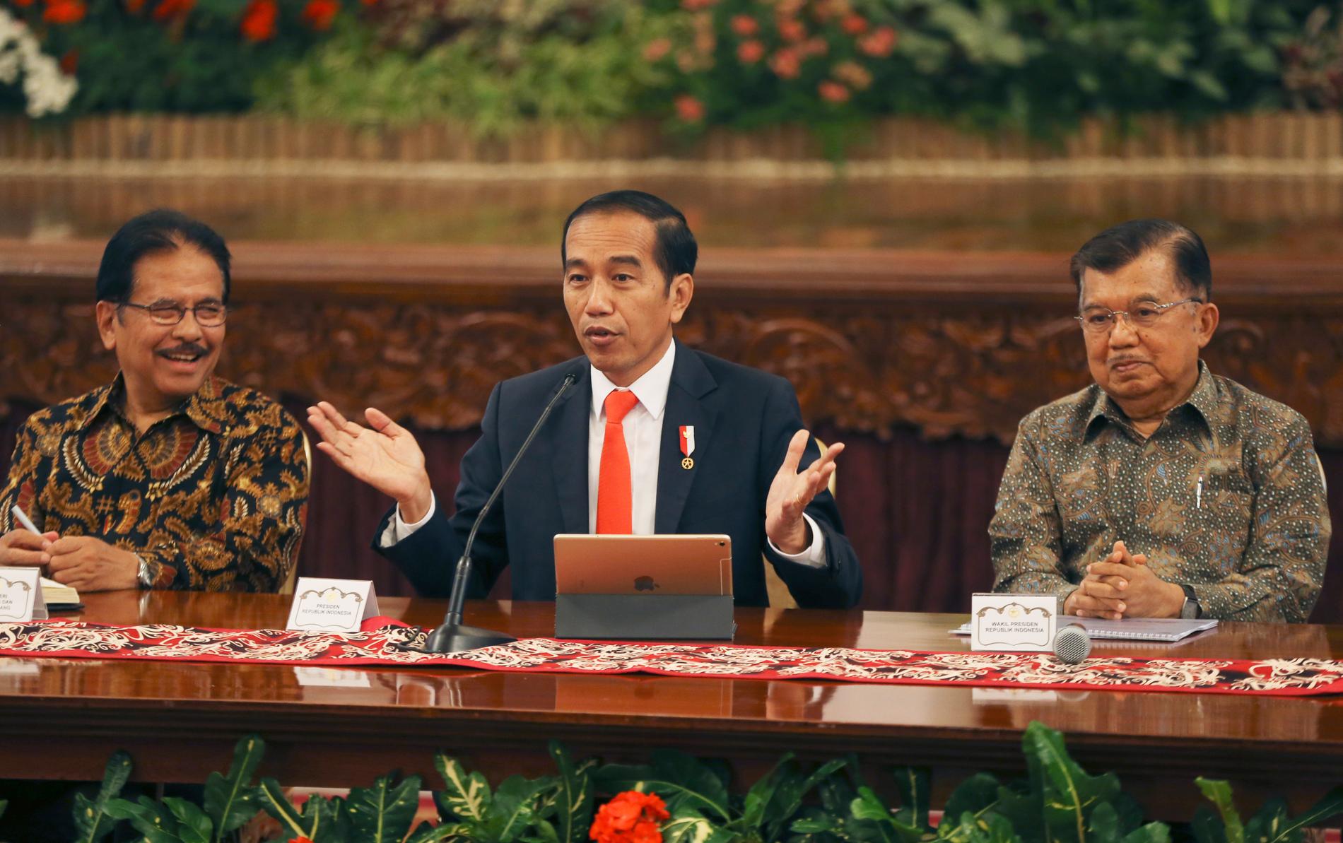 Indonesiens president Joko Widodo, i mitten, under en presskonferens i Jakarta där planerna på huvudstadsflytten aviserades.
