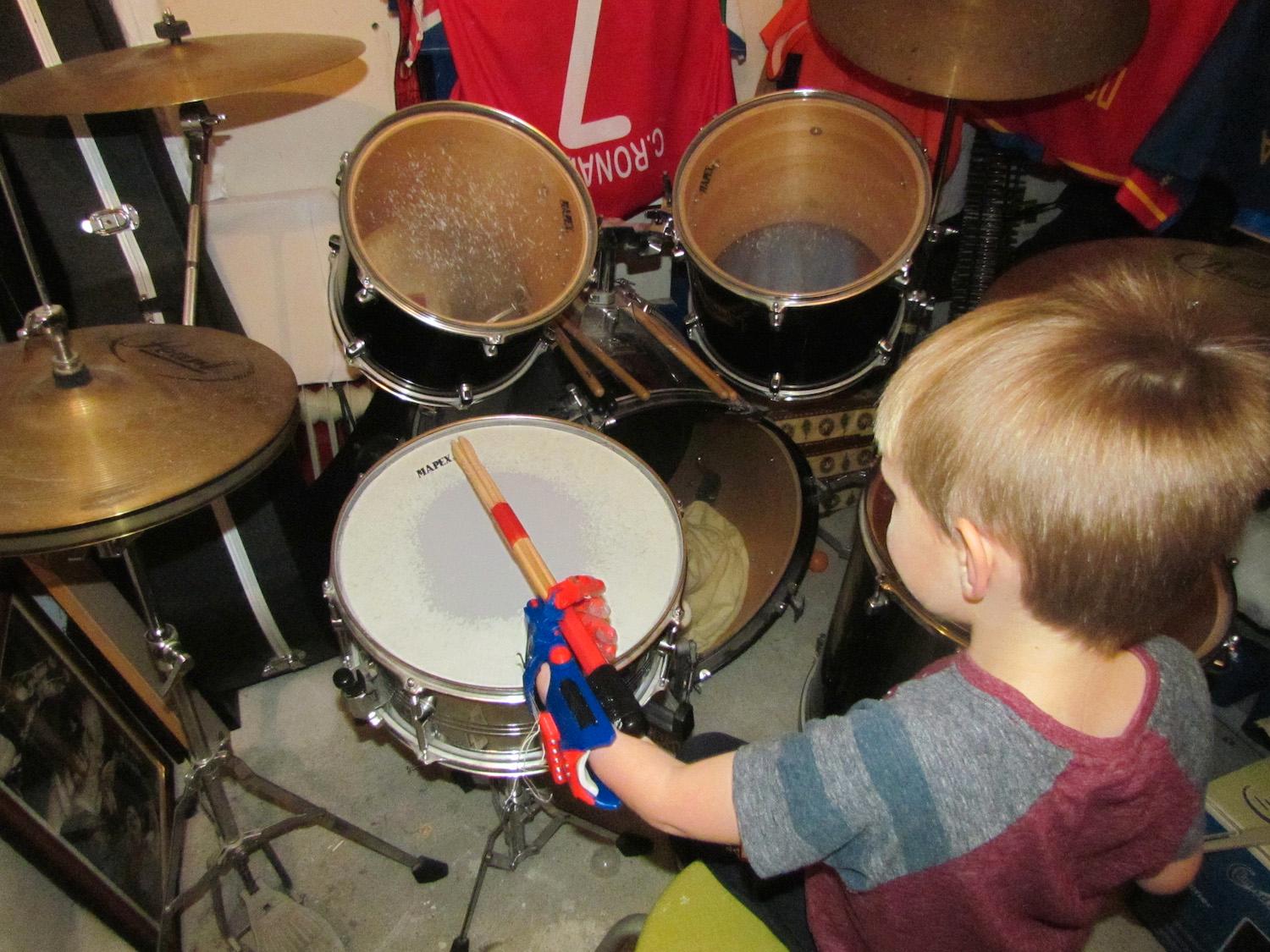Fick handprotes i 3D Äntligen kan Antoni Rudd, 6, i Polen spela trummor och greppa trumpinnen också med sin högra hand, tack vare en handprotes tillverkad i plast i en 3D-skrivare.