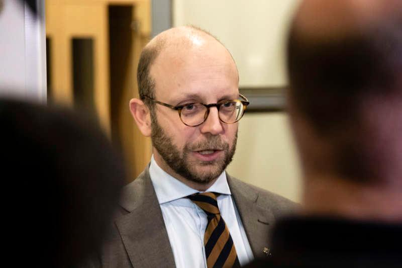 Åklagaren Henrik Olin är besviken på att det inte blev fängelse för männen. 