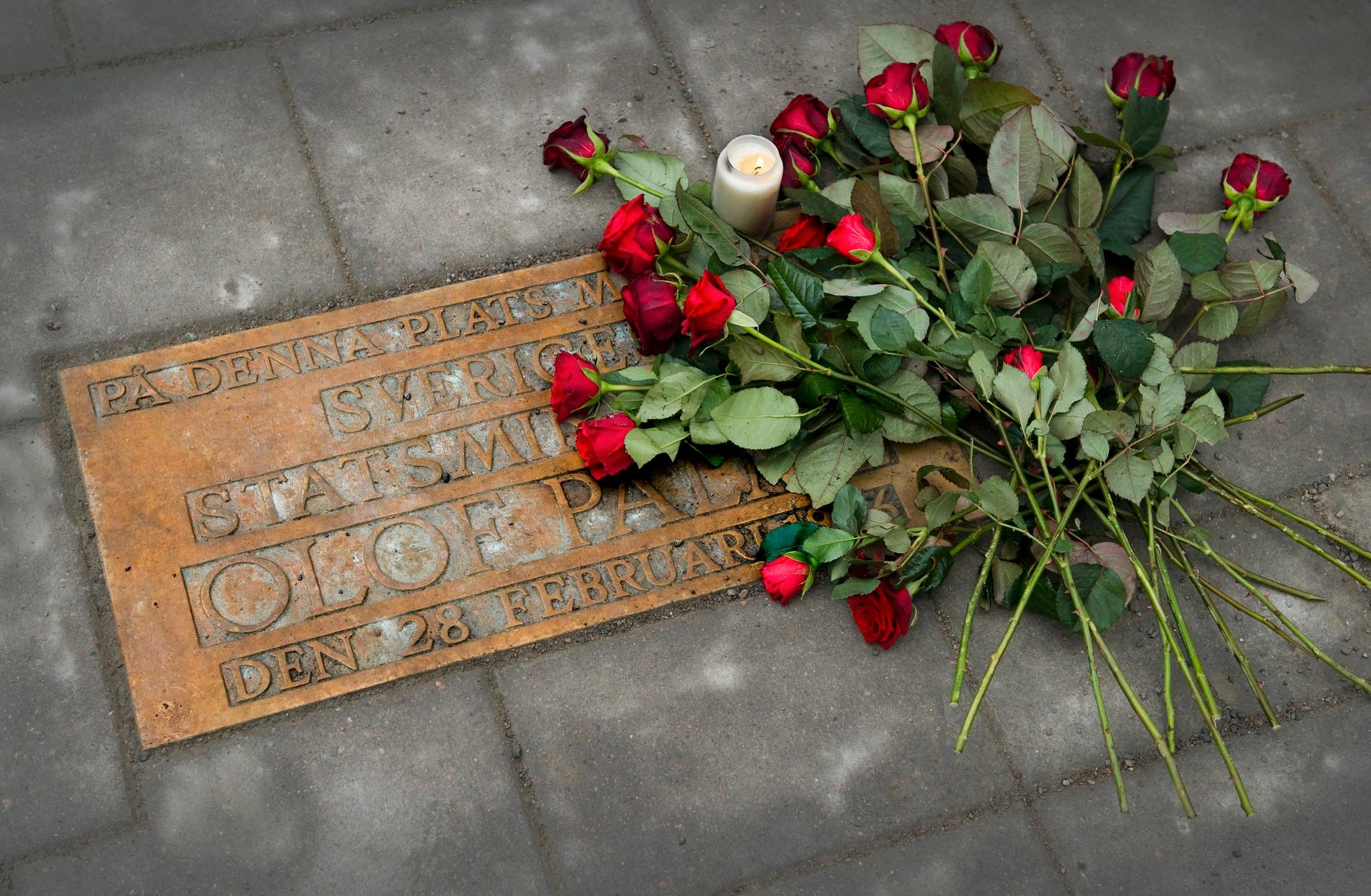 Blommor ligger på Olof Palmes mordplats på Sveavägen i Stockholm. Arkivbild.